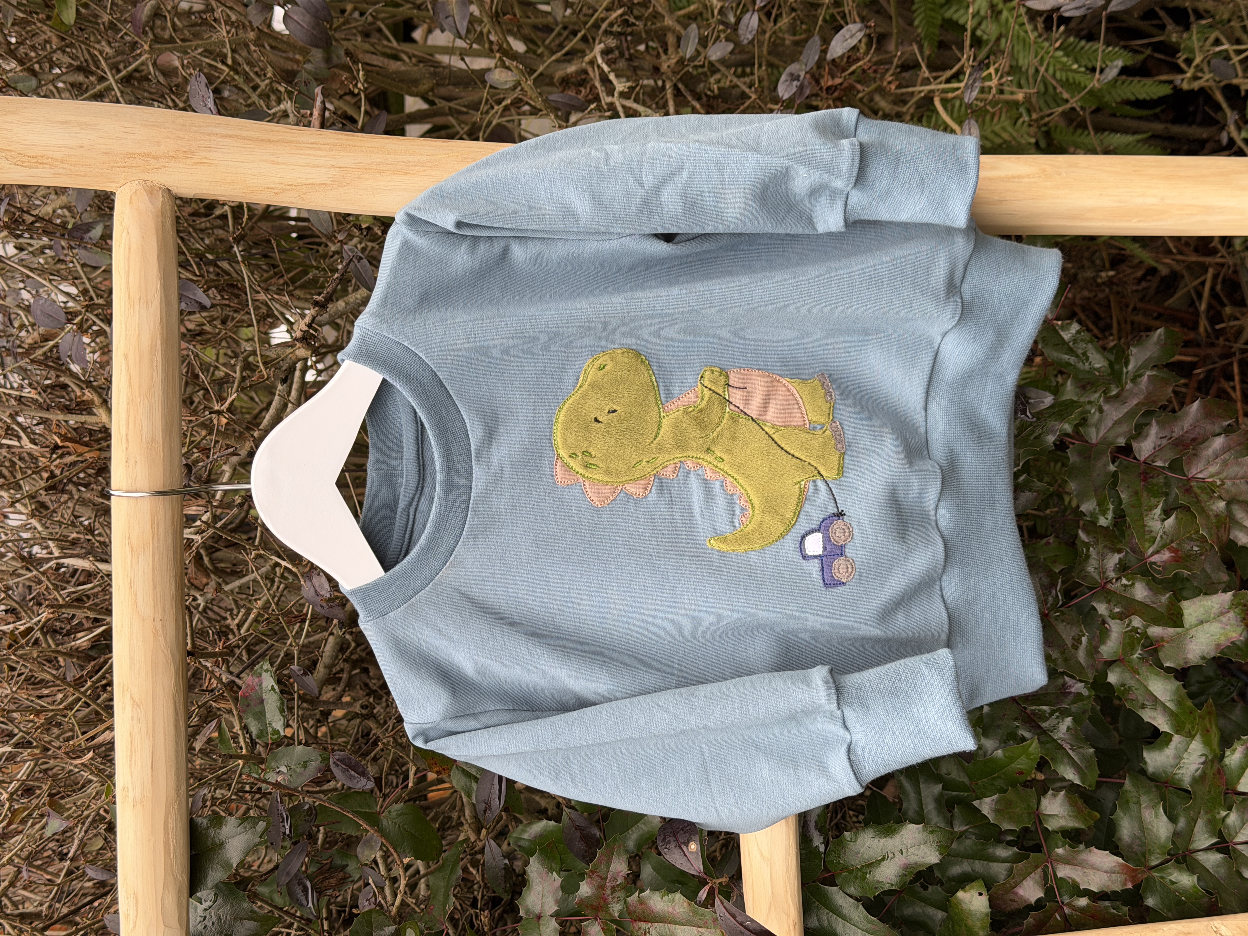 Oversize Sweater mit Stickmotiv Dino 