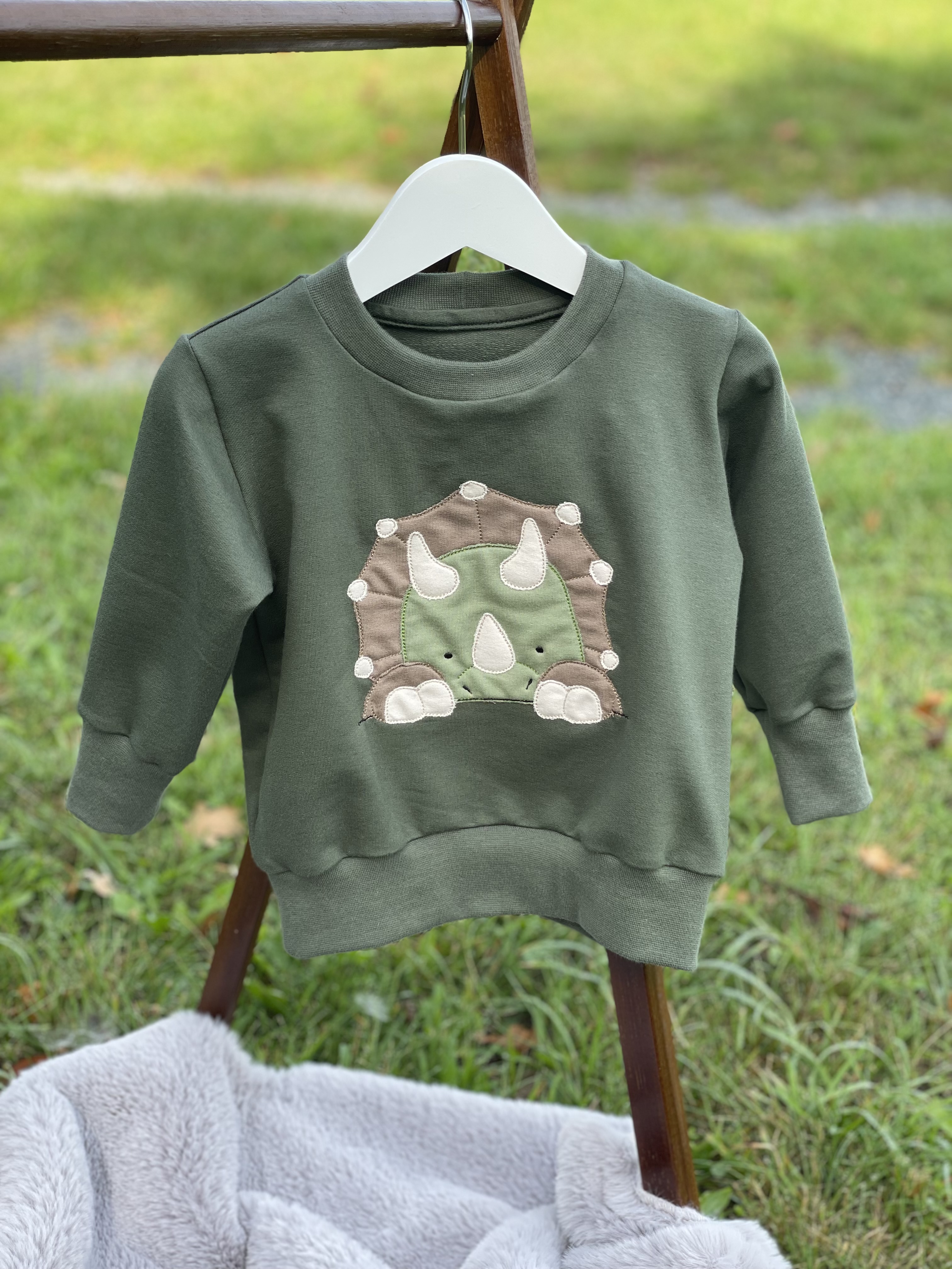 Oversize Sweater mit Dino Plüsch Stickmotiv