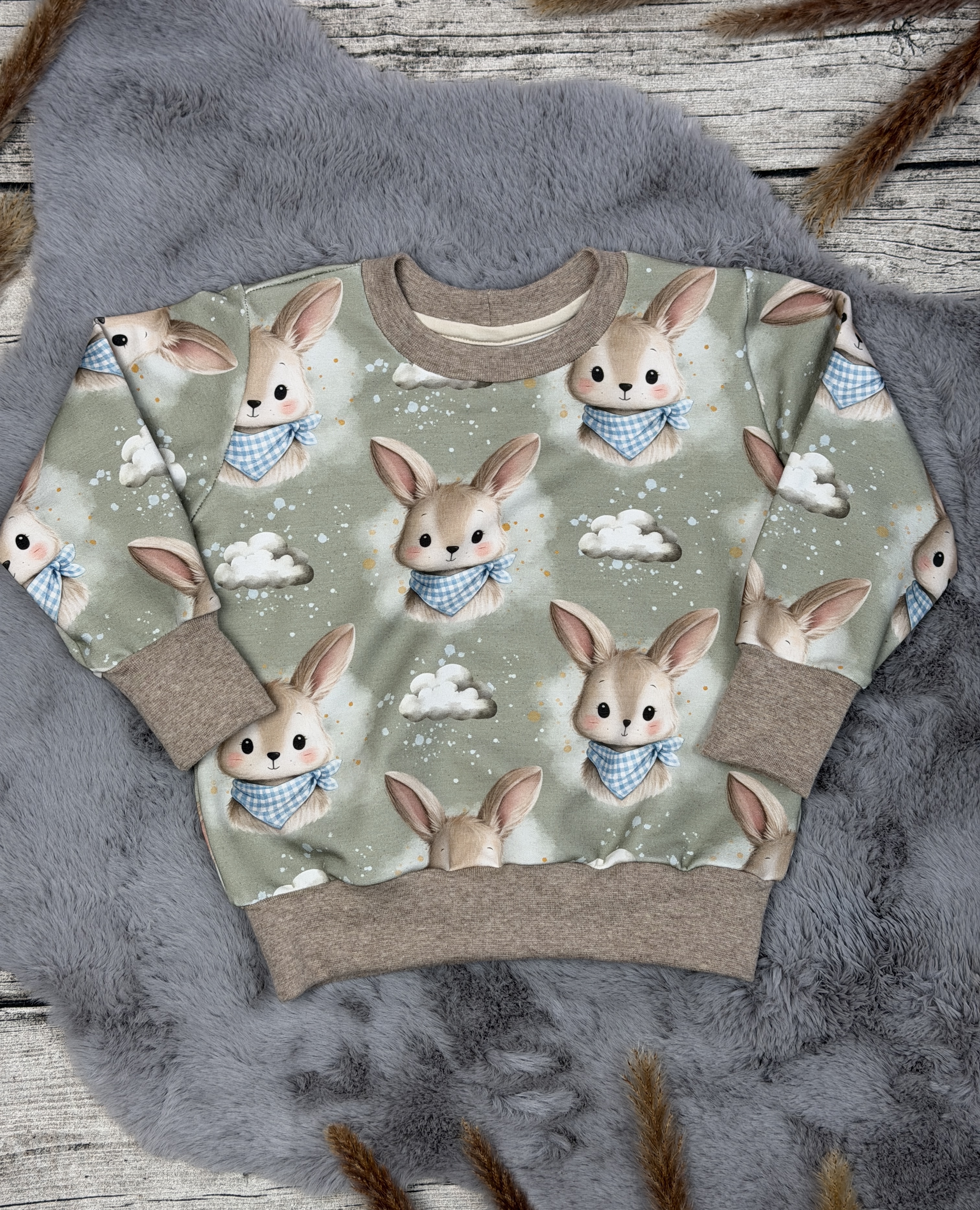 Handmade Oversize Sweater mit Hasen 