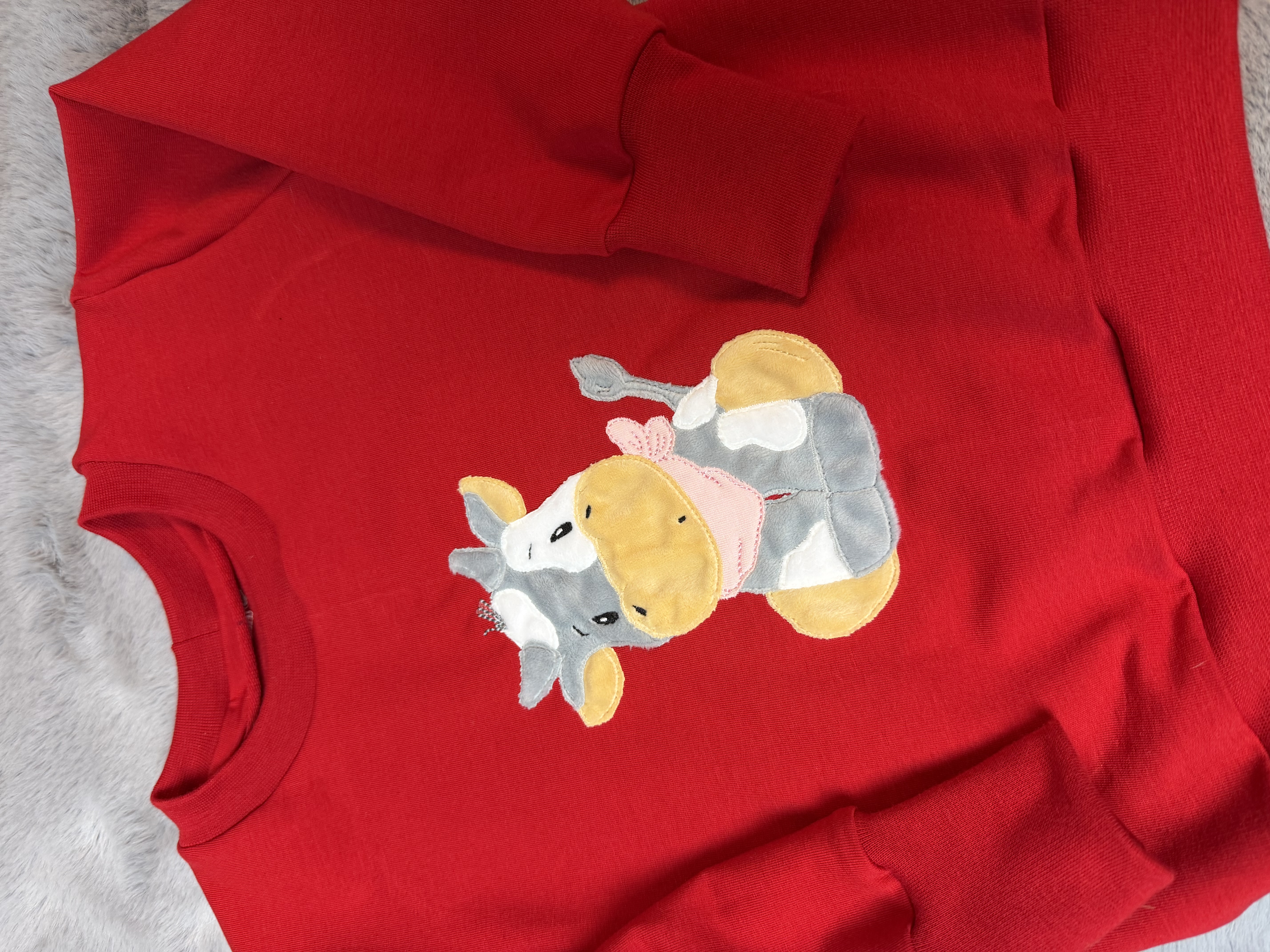 Oversize Sweater mit Kuh Plüsch Stick