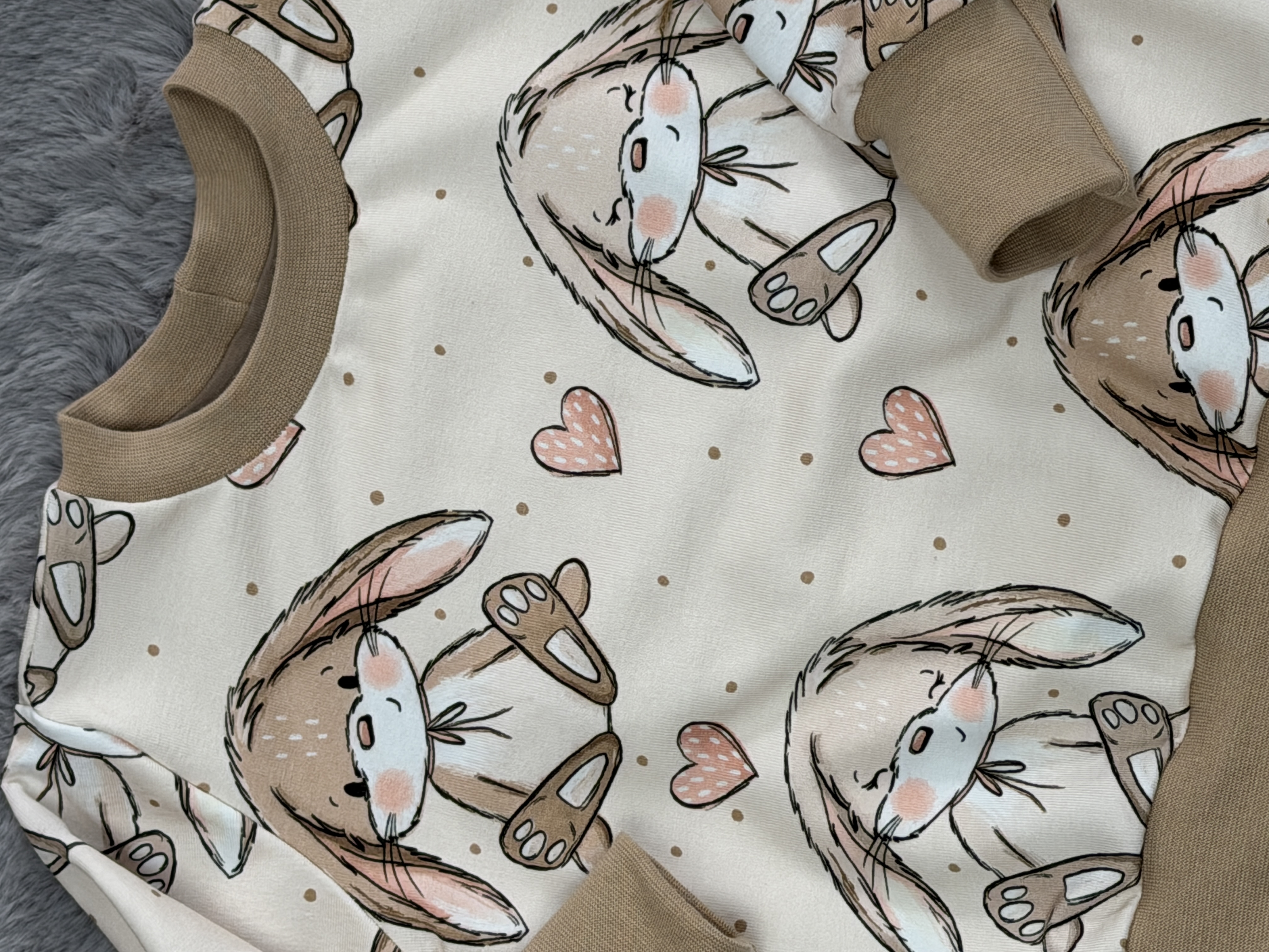 Handmade Oversize Sweater mit Hasen 