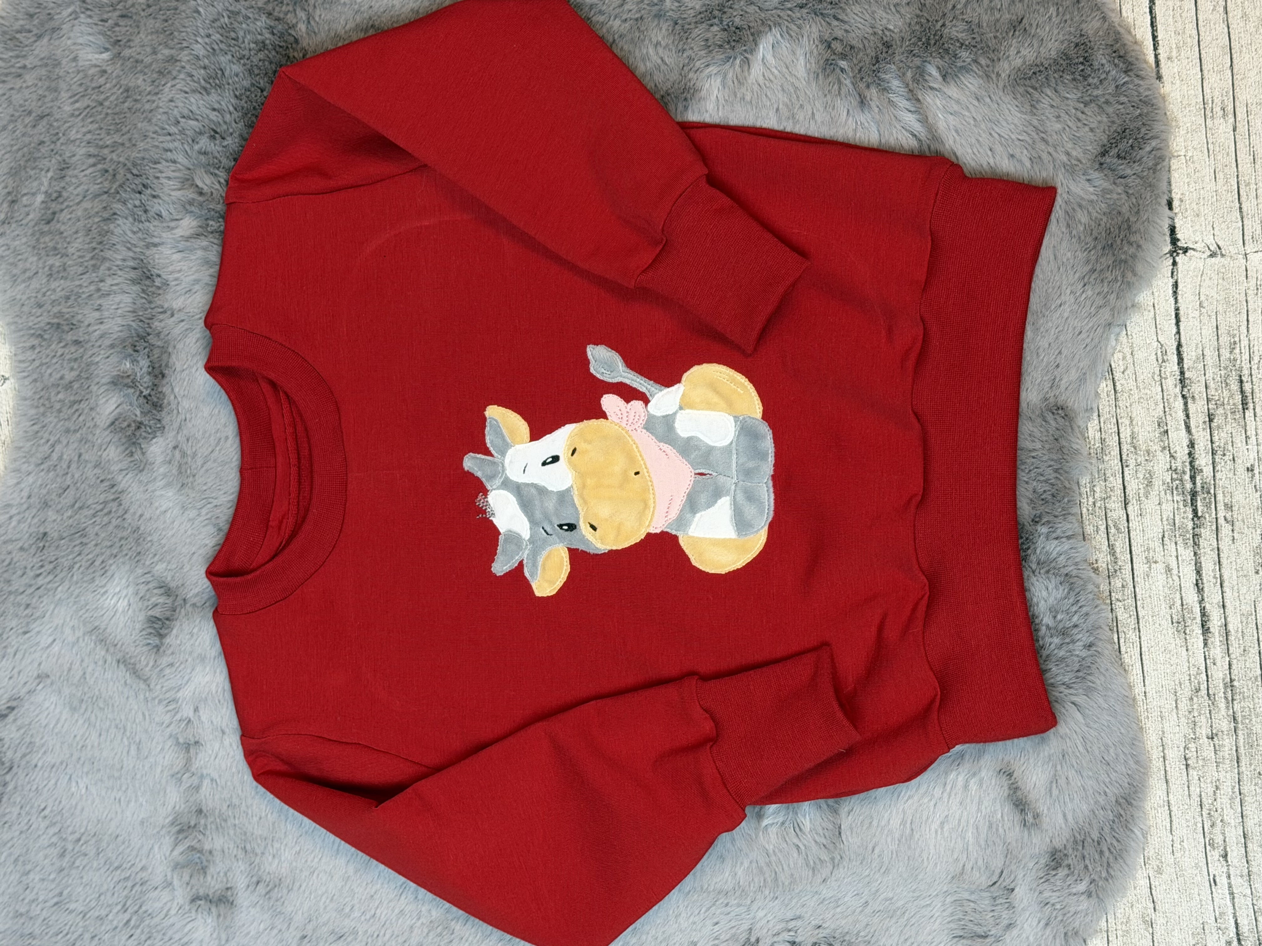 Oversize Sweater mit Kuh Plüsch Stick