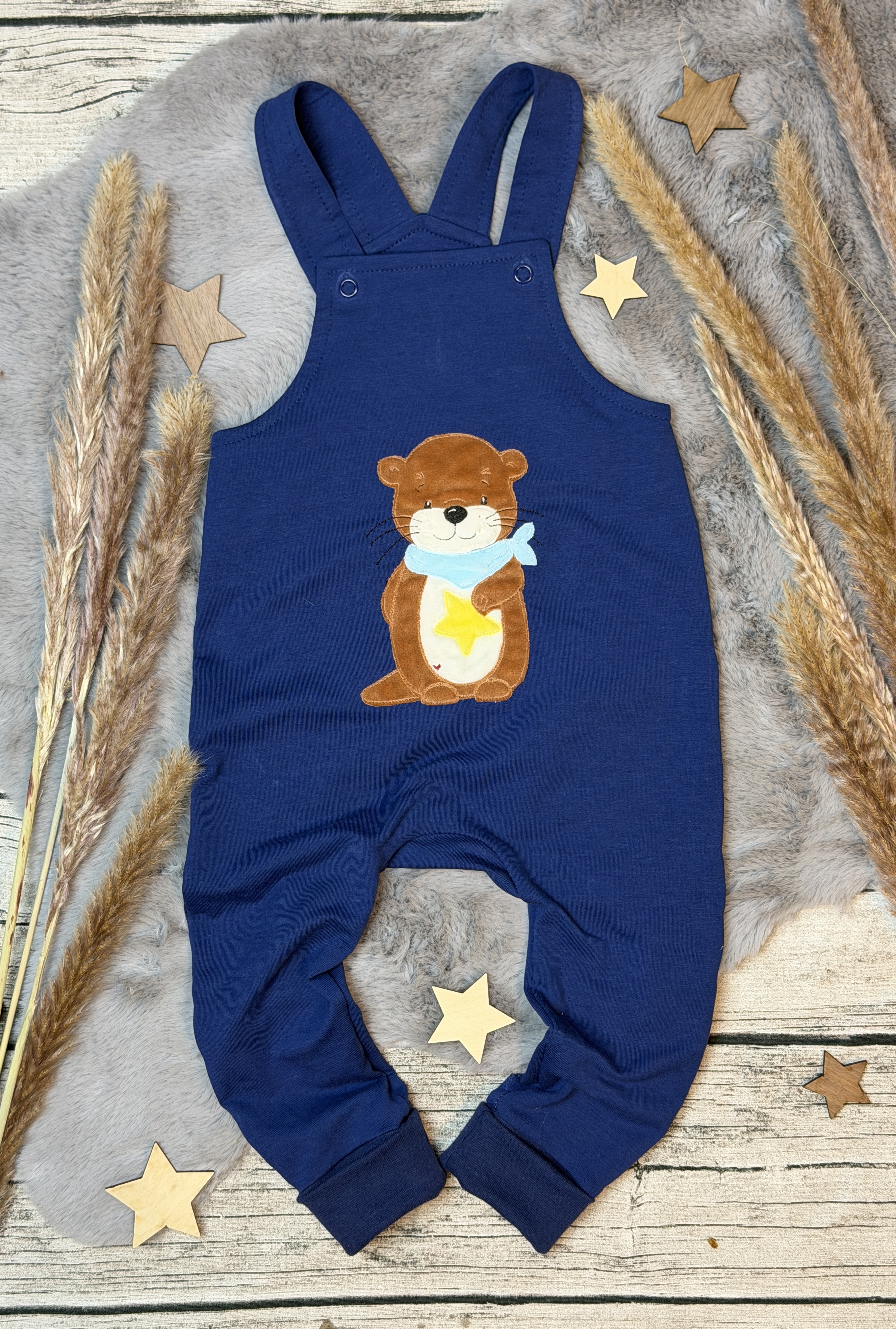 French Terry Latzhose mit Stickmotiv 