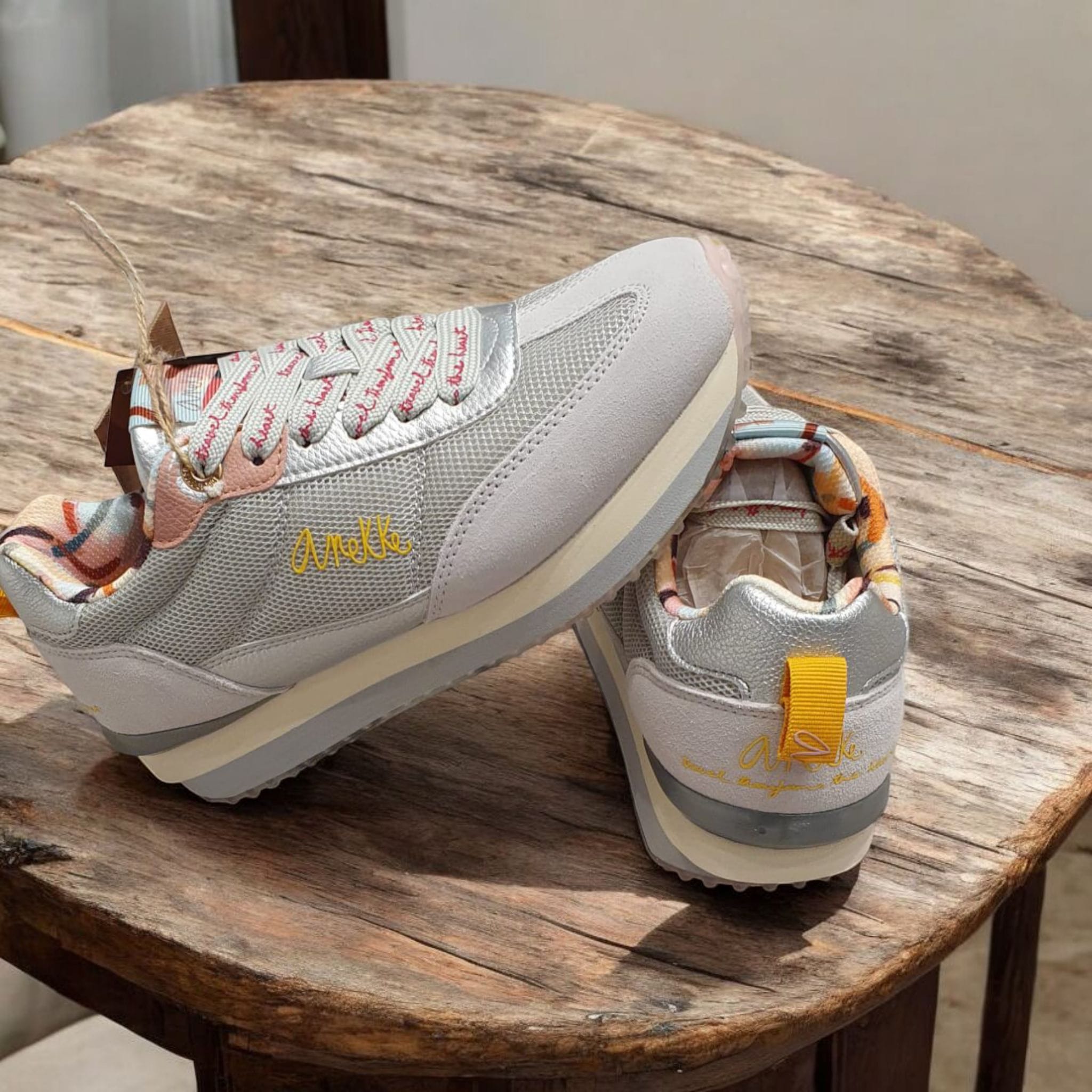 Ténis desportivo da marca Anekke