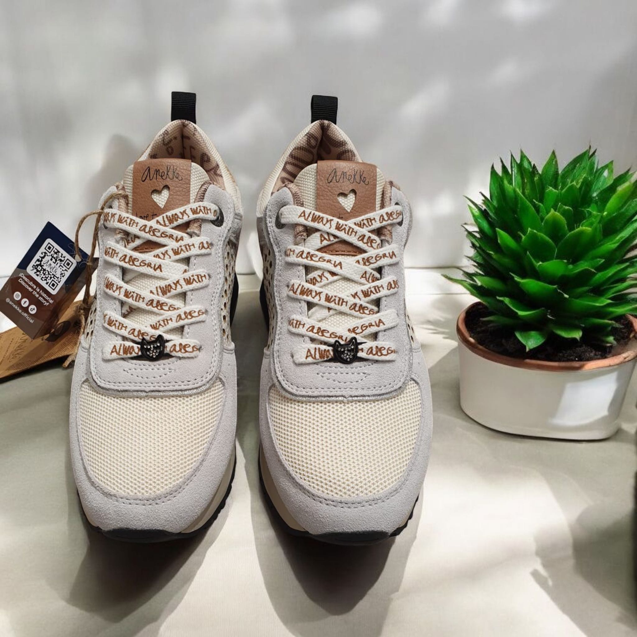 Ténis desportivo da marca Anekke