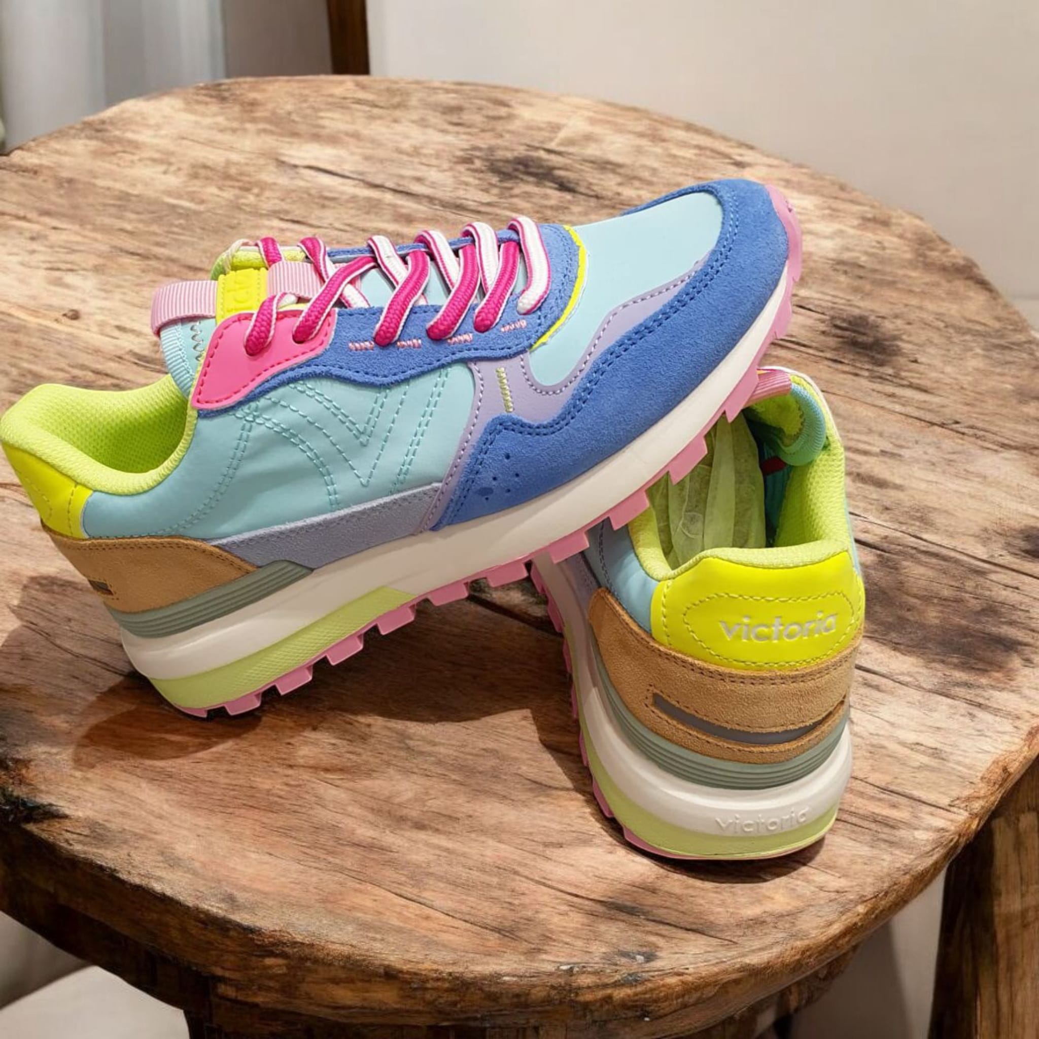 Ténis Colorido da marca Victoria