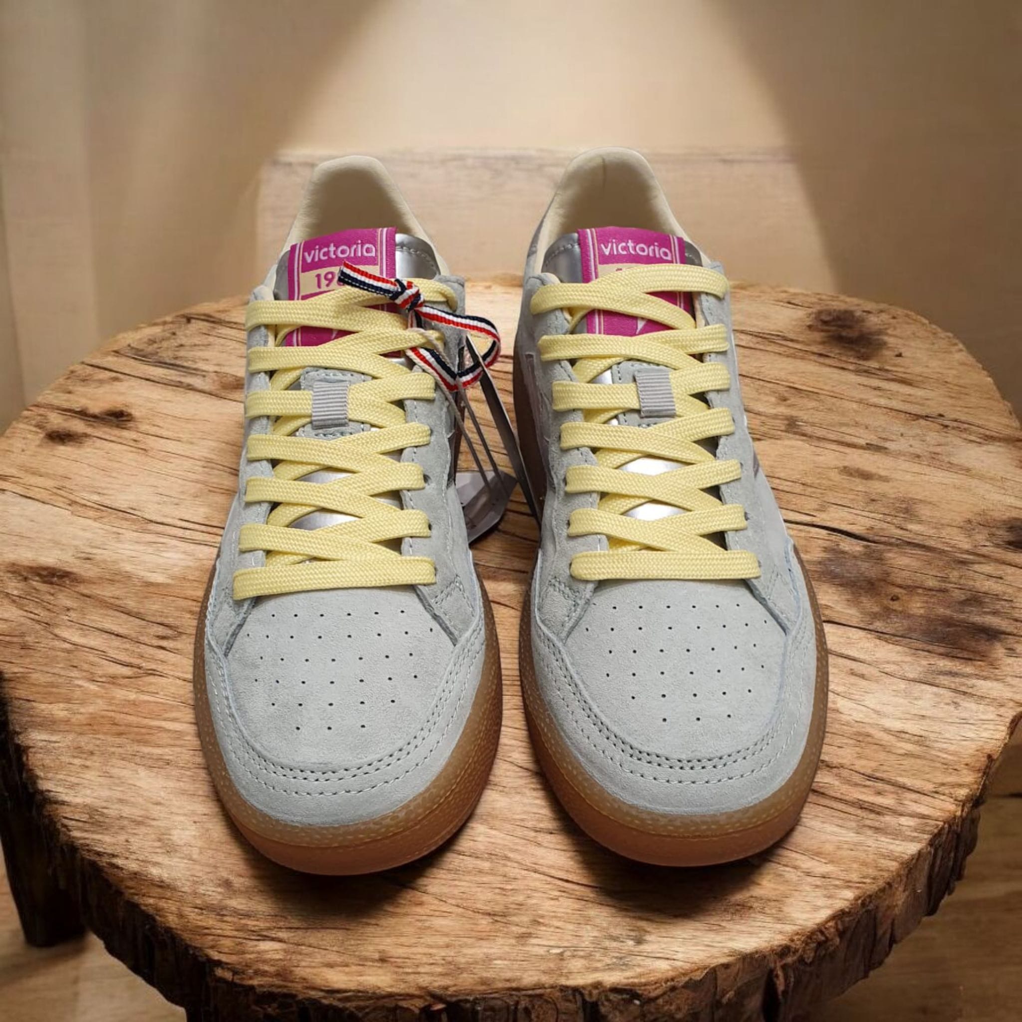 Ténis de camurça da marca Victoria