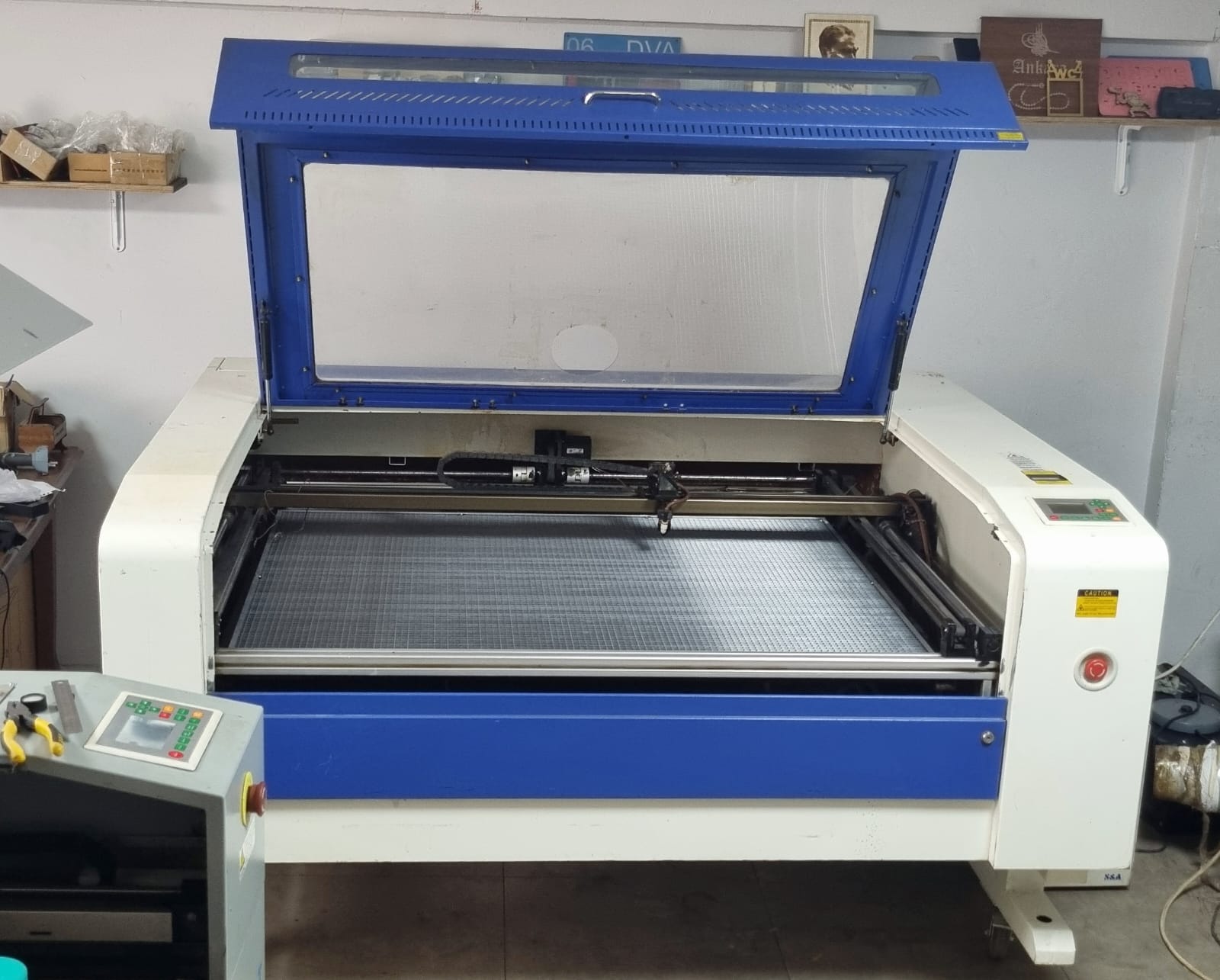 Asansörlü 130X90CM Lazer Kesim Makinesi 130-150W Tüplü 