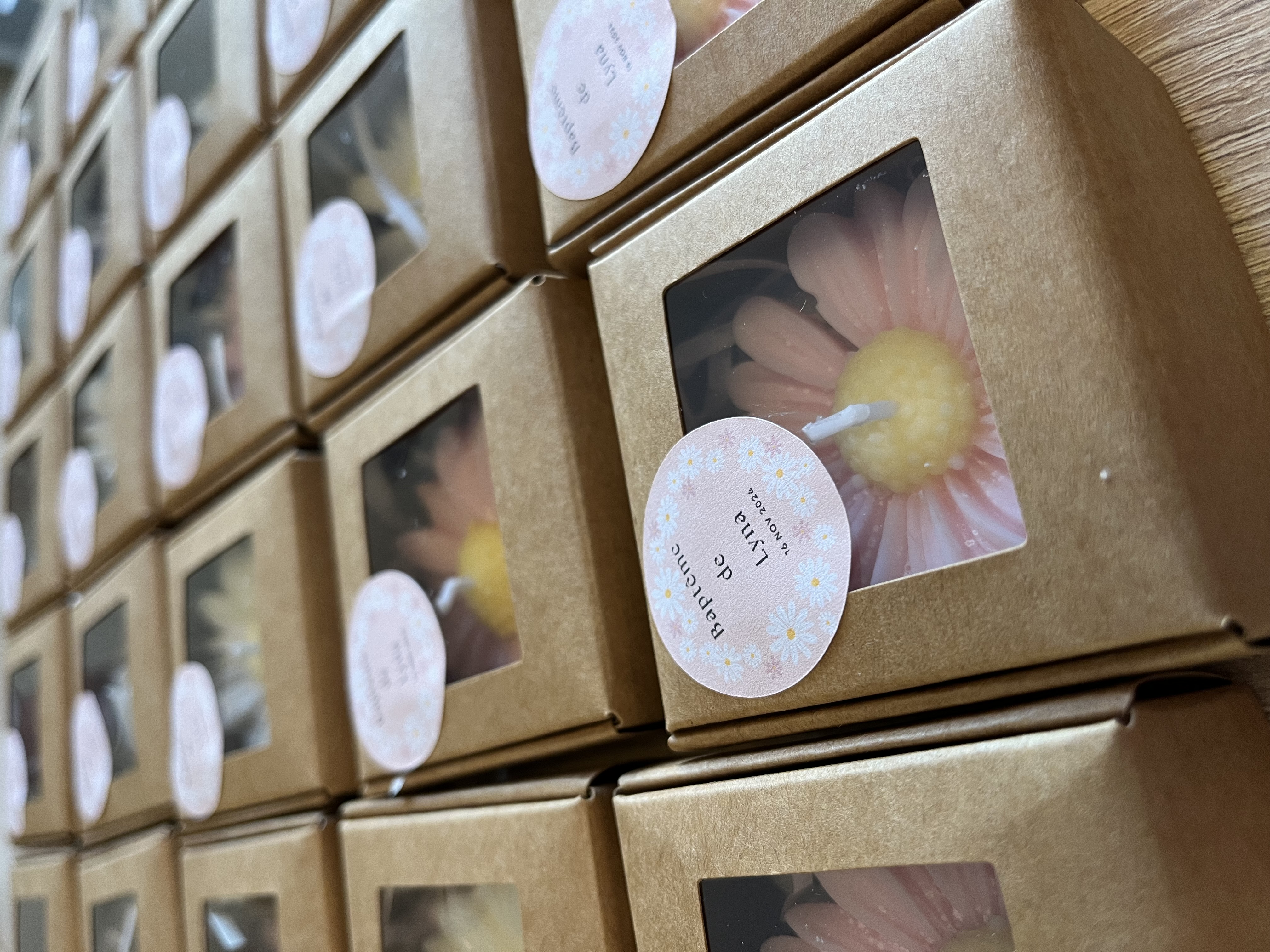 Bougies en forme de fleur avec boite et etiquette personnalisée