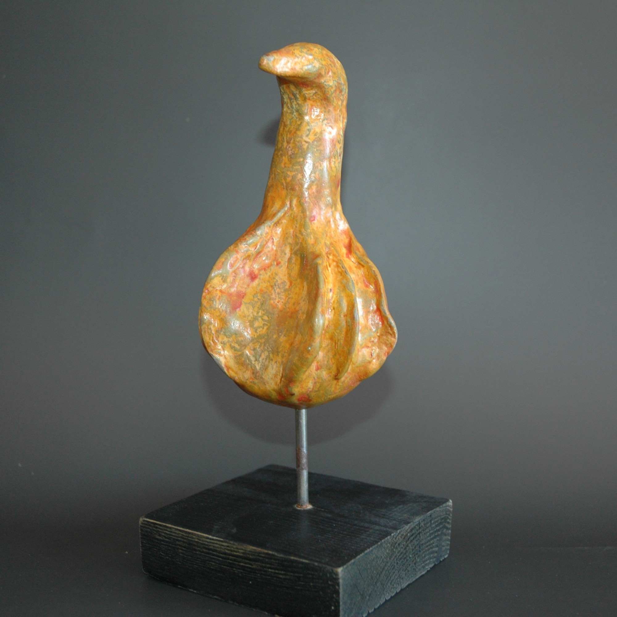Sculpture oiseau cane orangée