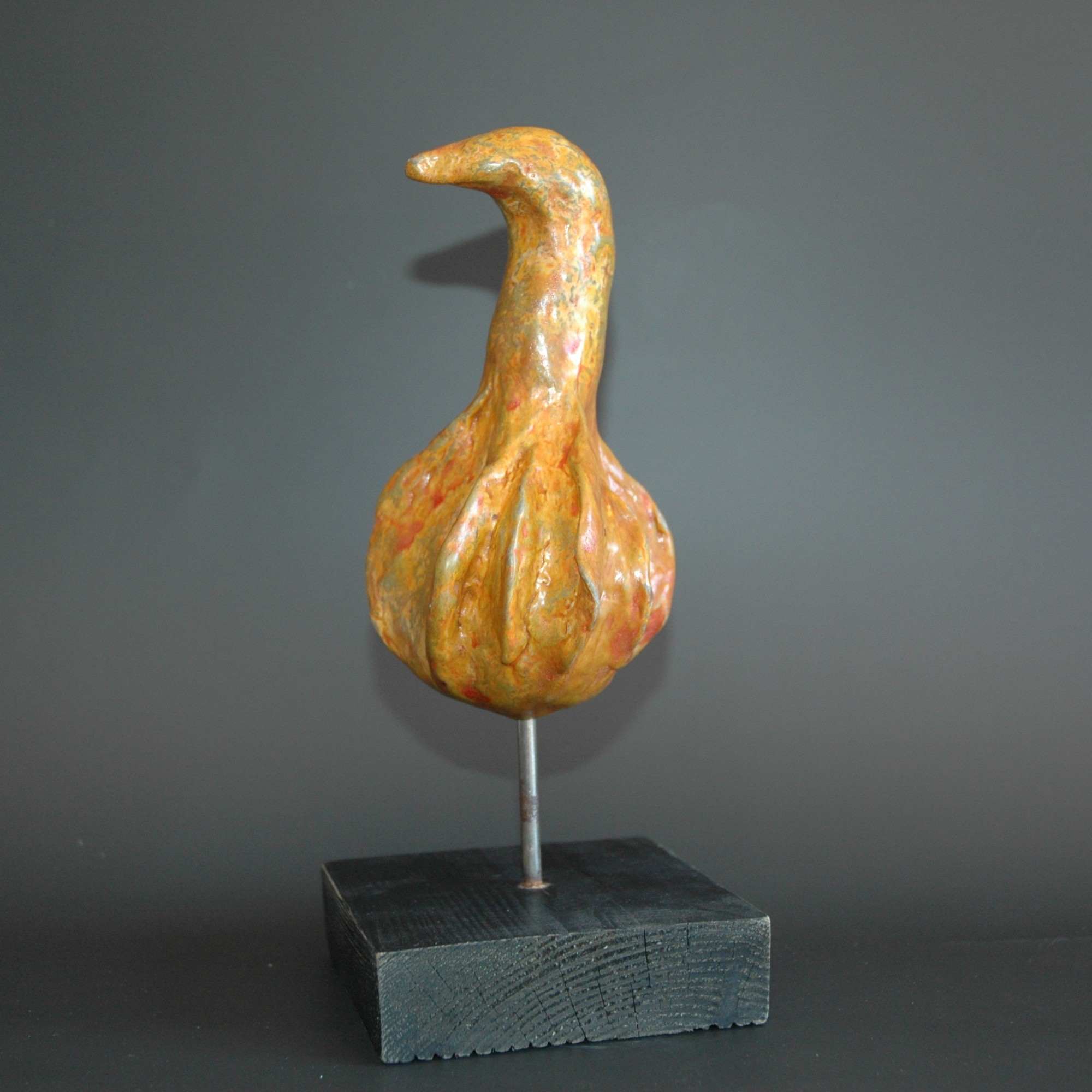 Sculpture oiseau cane orangée