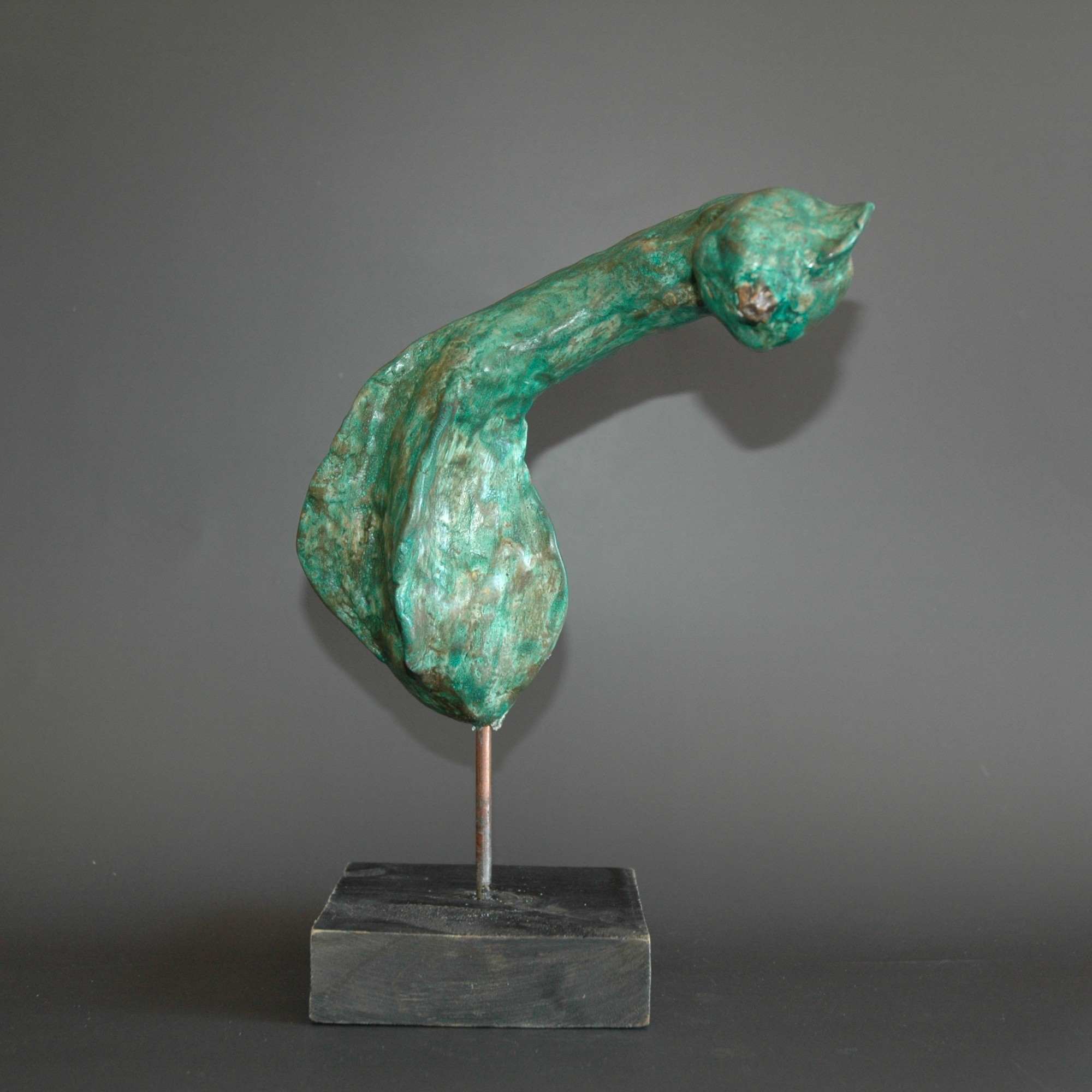 Sculpture oiseau courbé