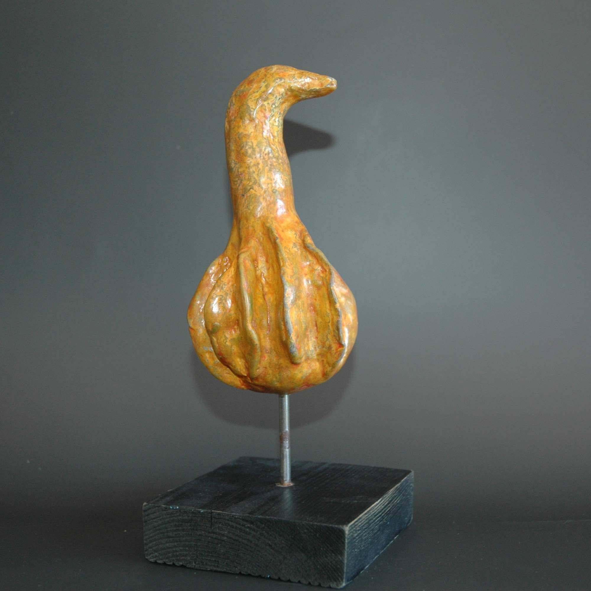 Sculpture oiseau cane orangée