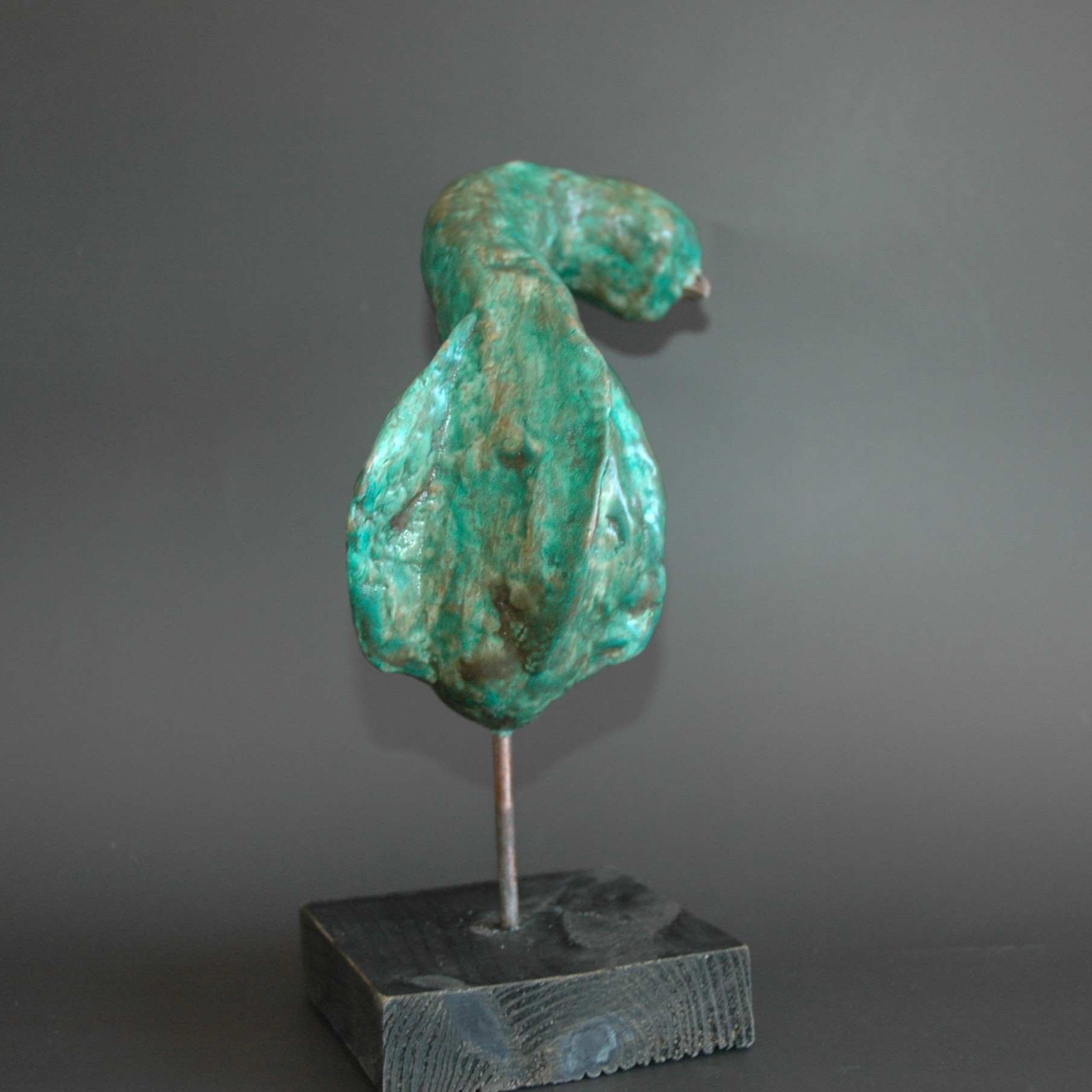 Sculpture oiseau courbé