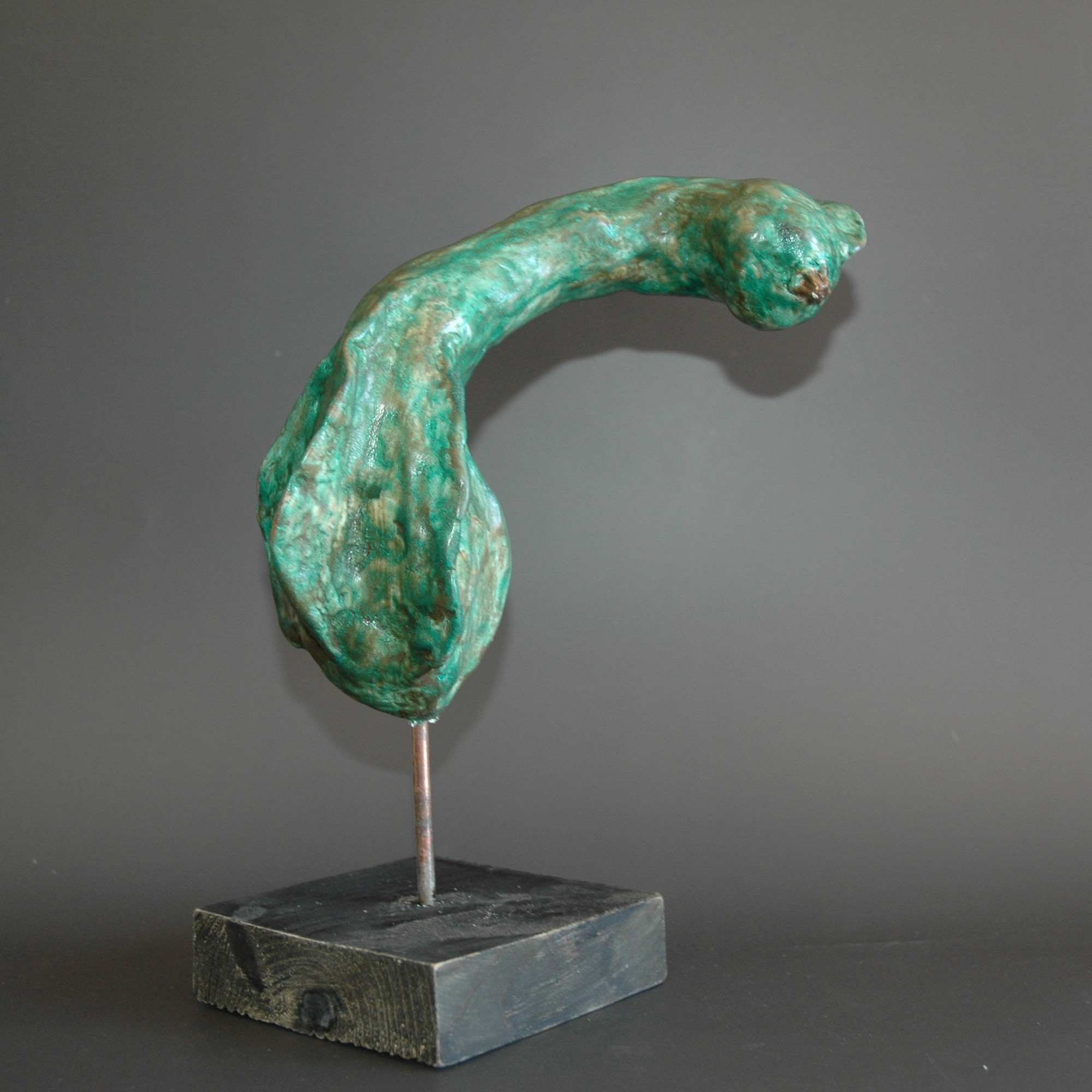 Sculpture oiseau courbé