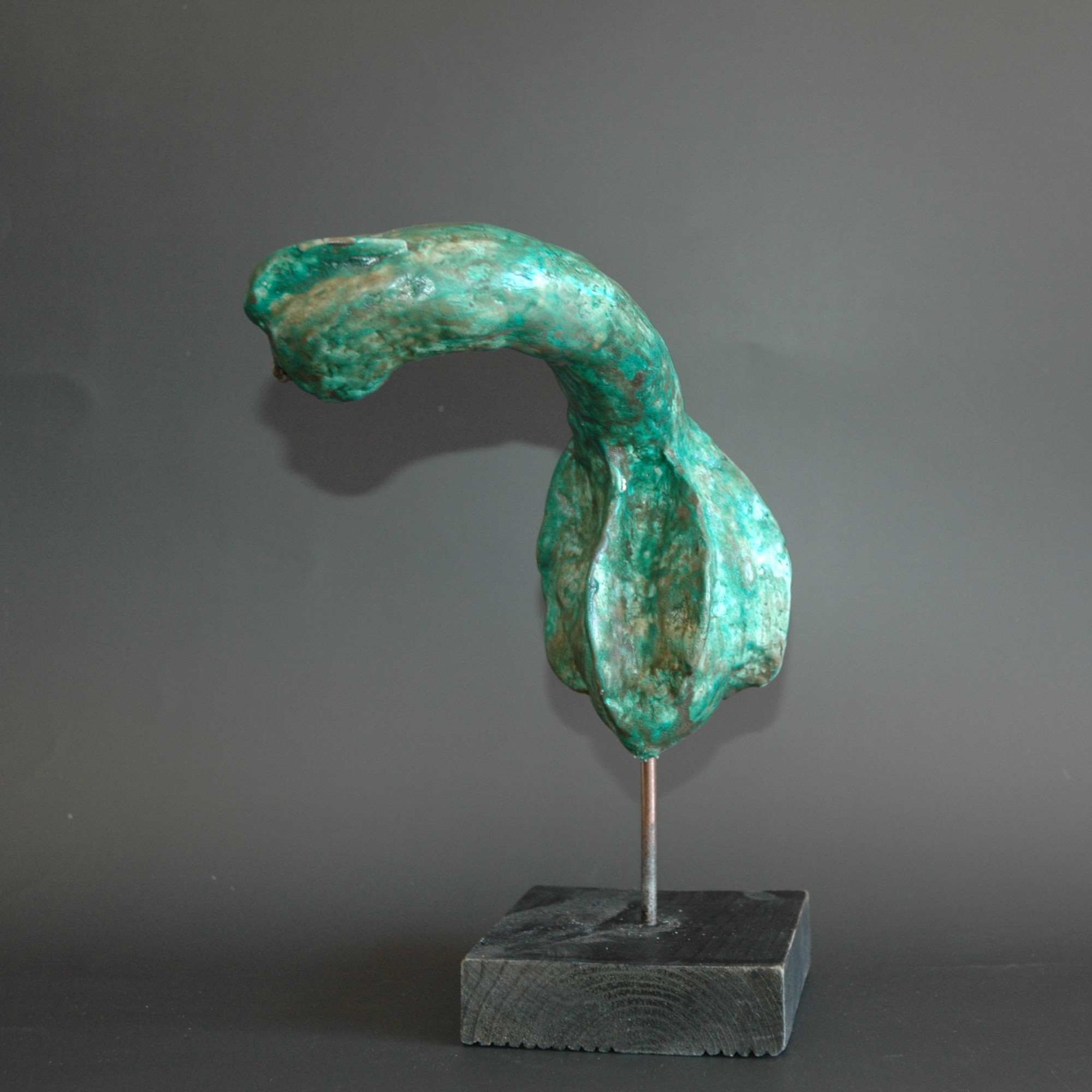 Sculpture oiseau courbé