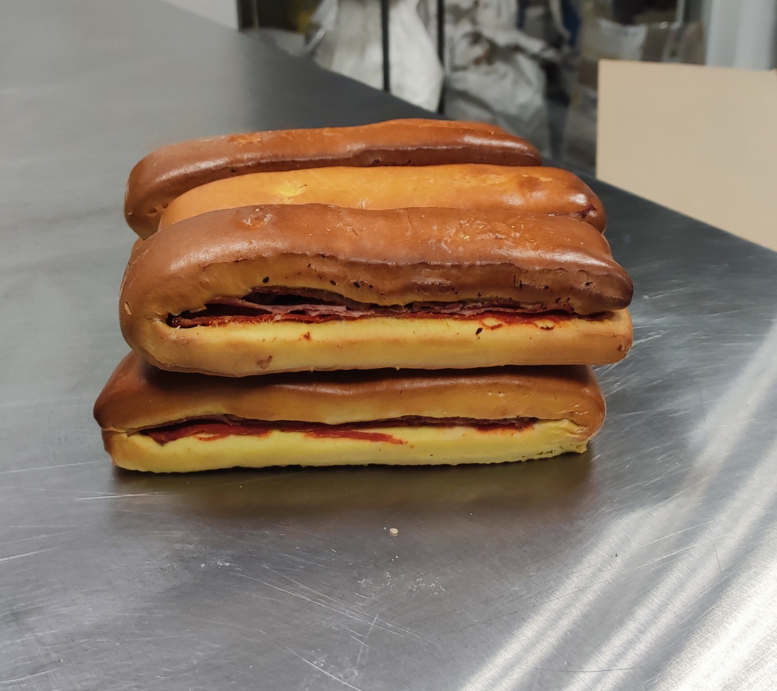 Lanches met salami, ham en bacon