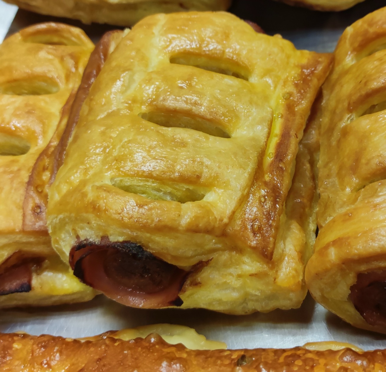 Bladerdeeg met worst, ham en kaas
