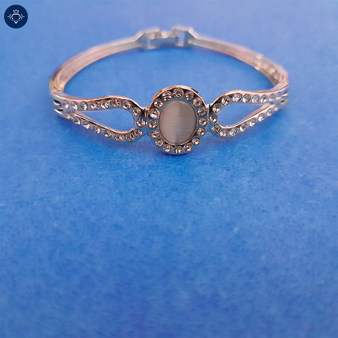 Luna Radiance Bracelet – Timeless Elegance with a Celestial Glow 