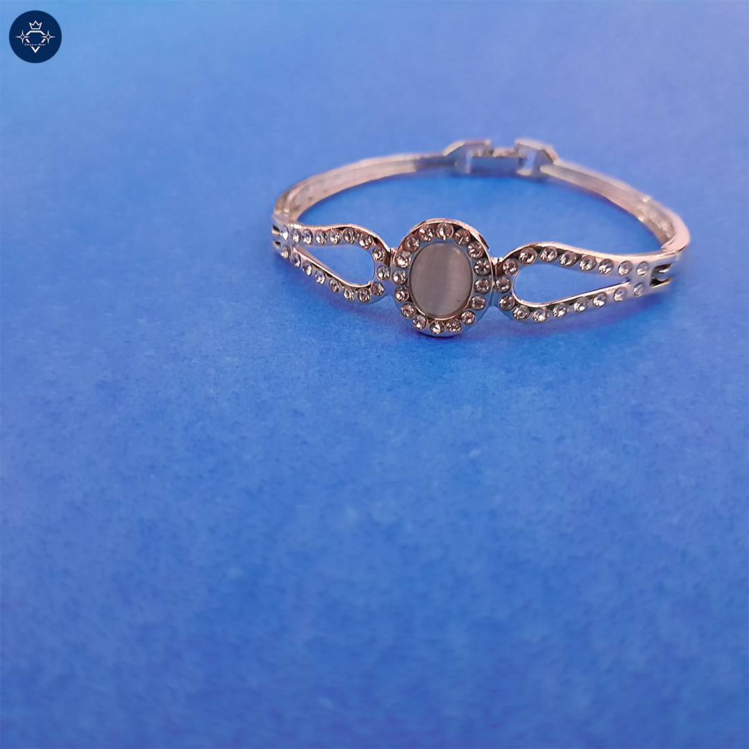 Luna Radiance Bracelet – Timeless Elegance with a Celestial Glow 