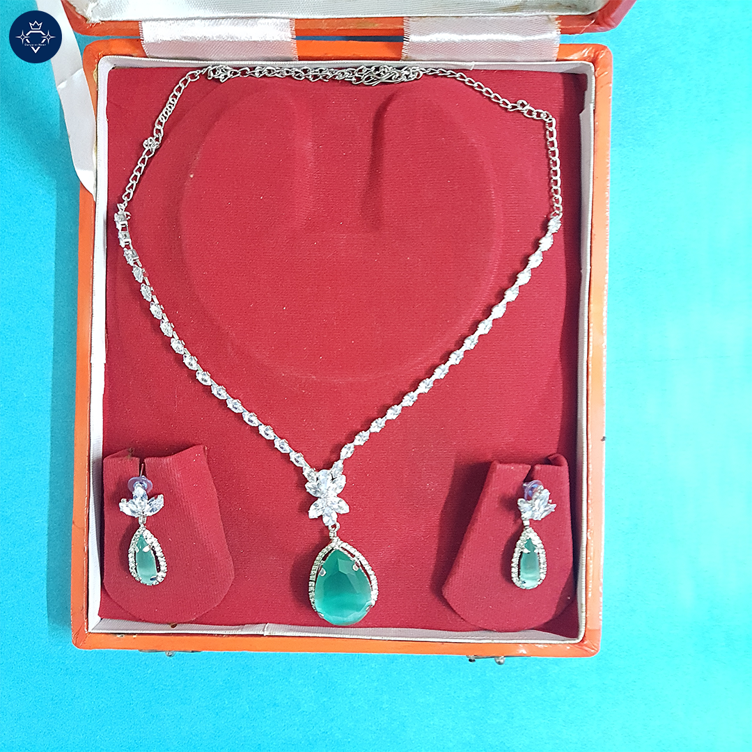 Verdant Teardrop Necklace Set 