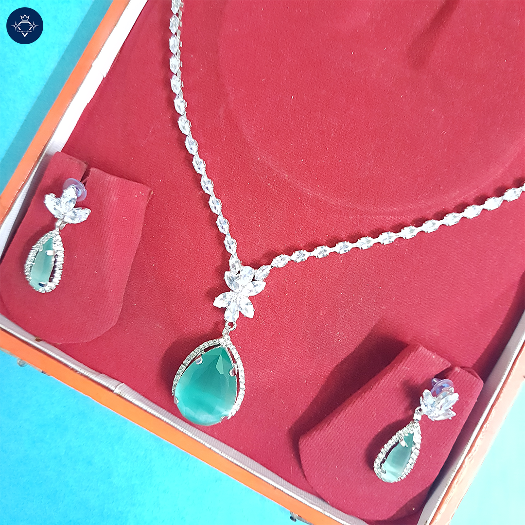 Verdant Teardrop Necklace Set 