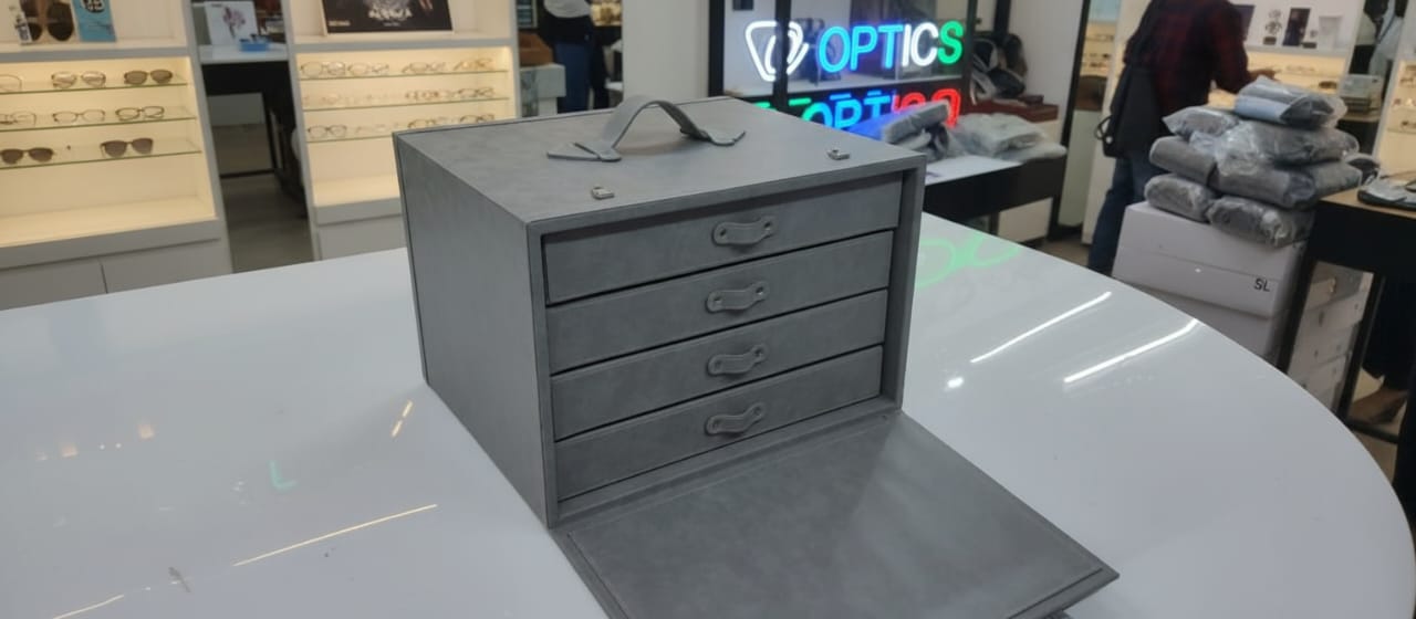 EYEWEAR DISPLAY TRAY