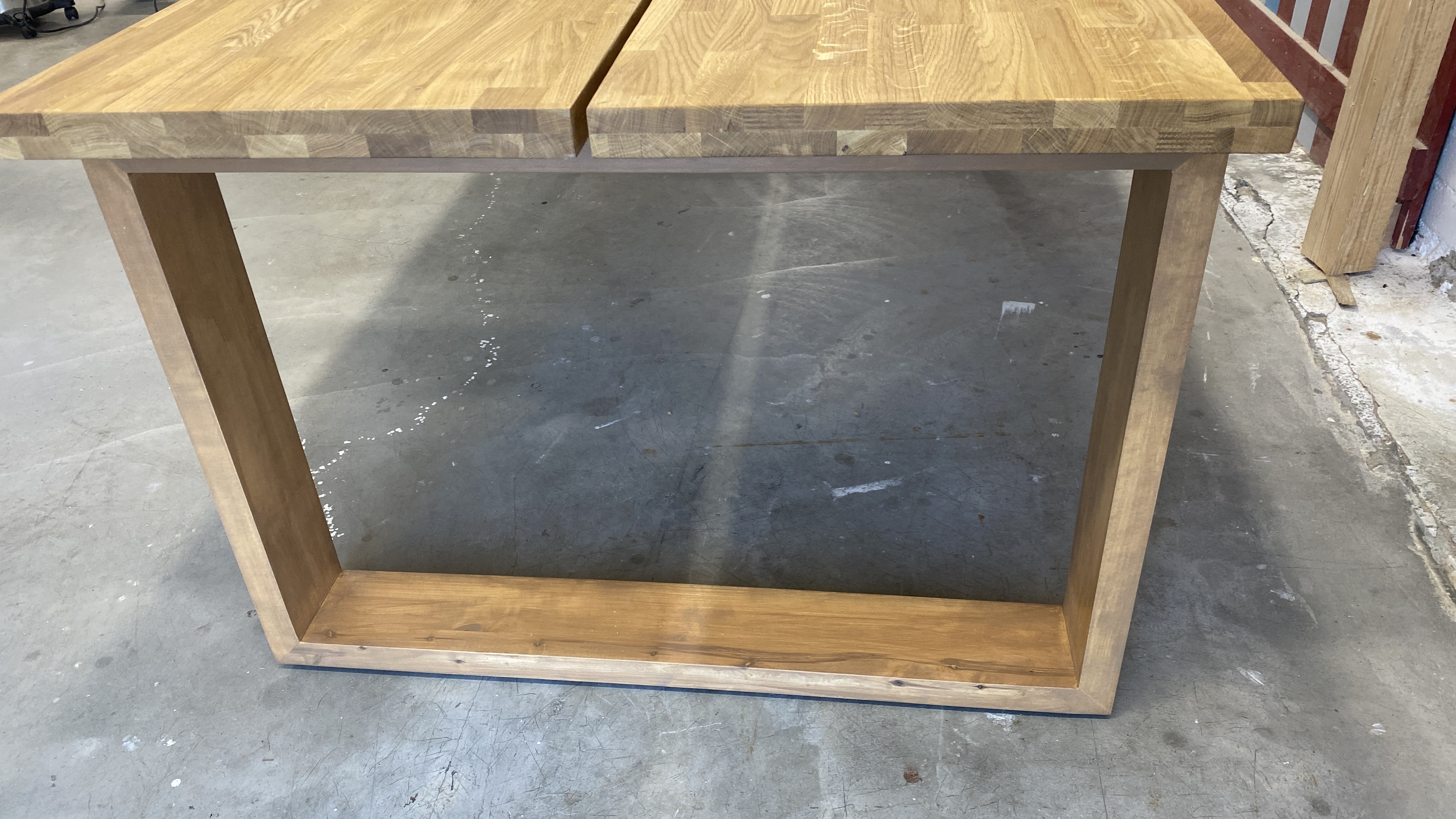 Design-ruokapöytä tammesta massiivikoivujaloilla