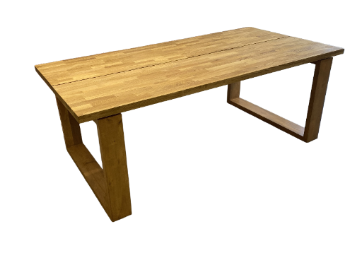 Design-ruokapöytä tammesta massiivikoivujaloilla