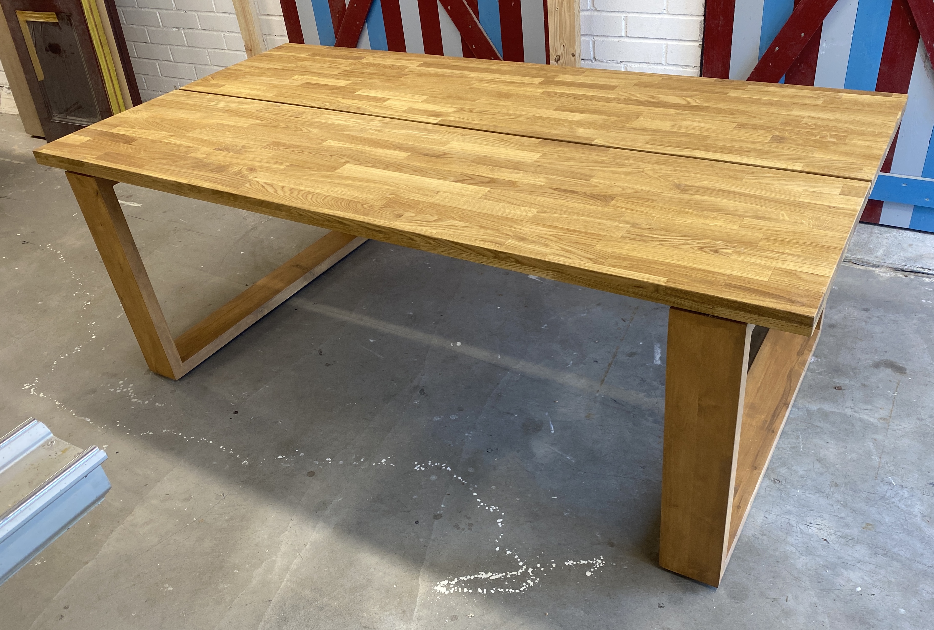 Design-ruokapöytä tammesta massiivikoivujaloilla