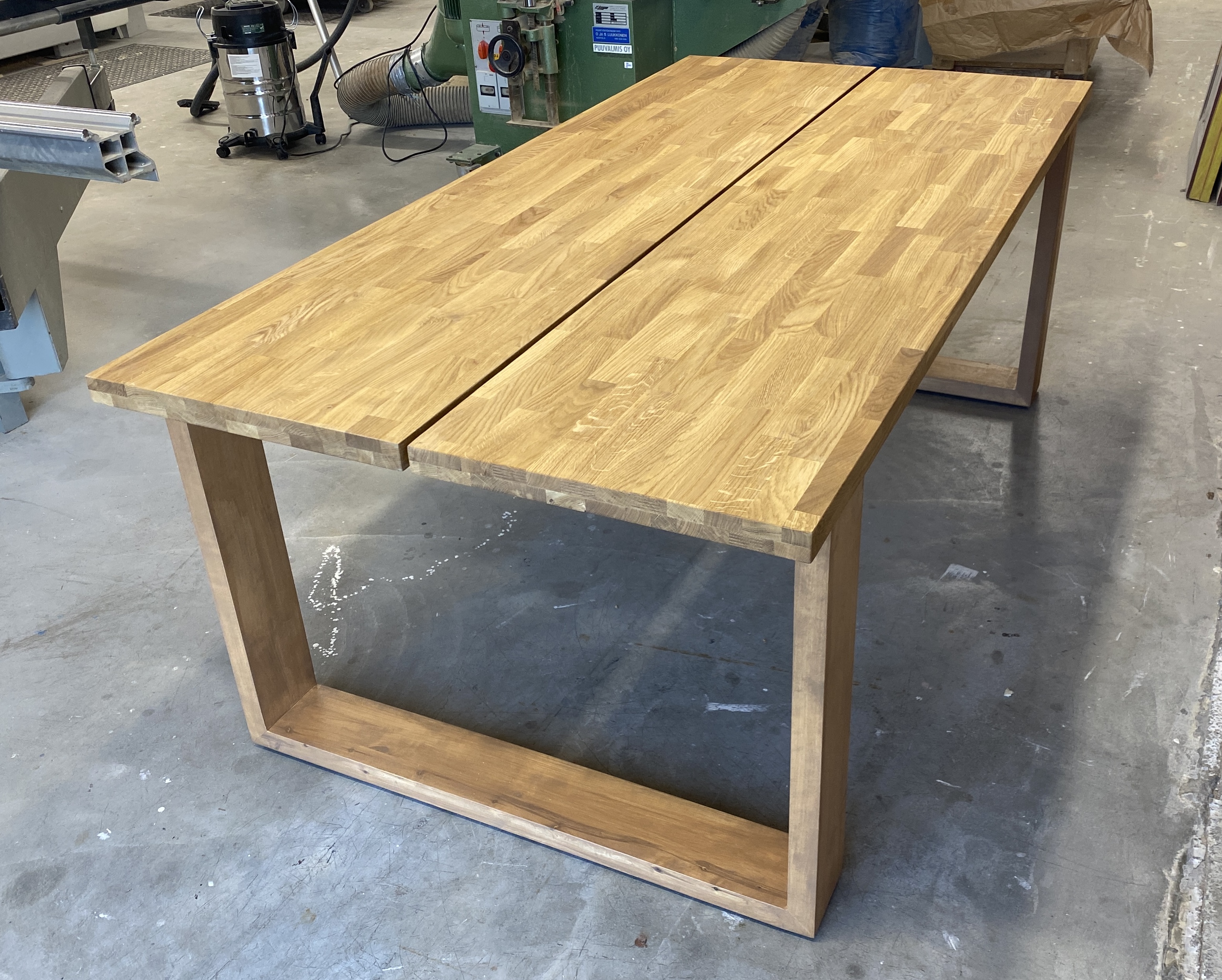 Design-ruokapöytä tammesta massiivikoivujaloilla