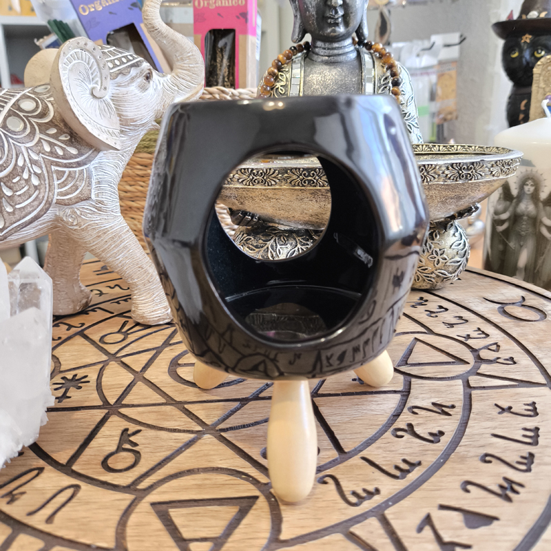 Quemador de aceite negro con patas de madera