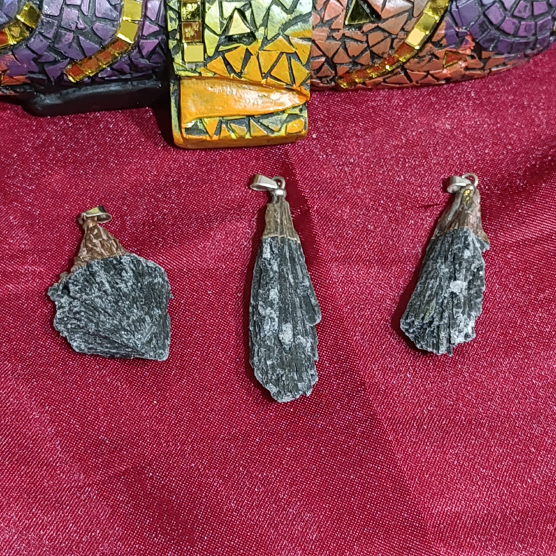 Colgante mineral de Cianita -  Escoba de Bruja