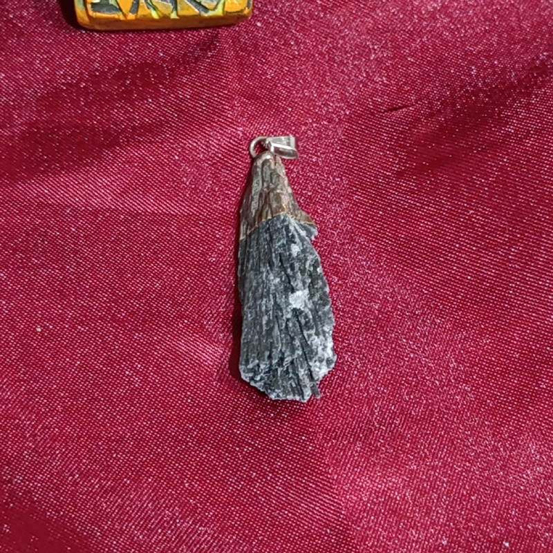 Colgante mineral de Cianita -  Escoba de Bruja