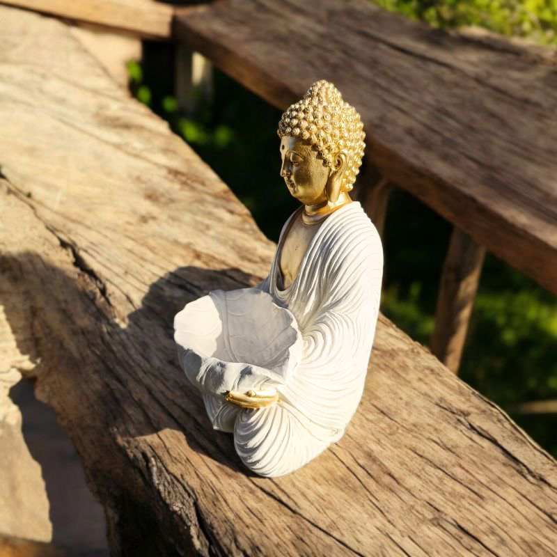 Figura de Buda en blanco y dorado