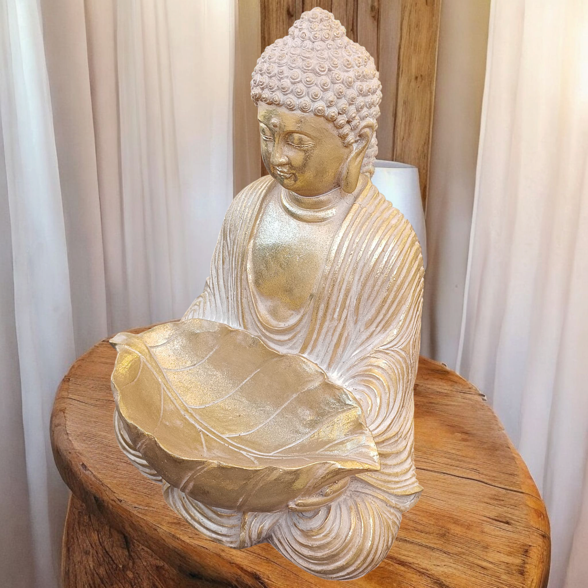 Figura de Buda en blanco y dorado