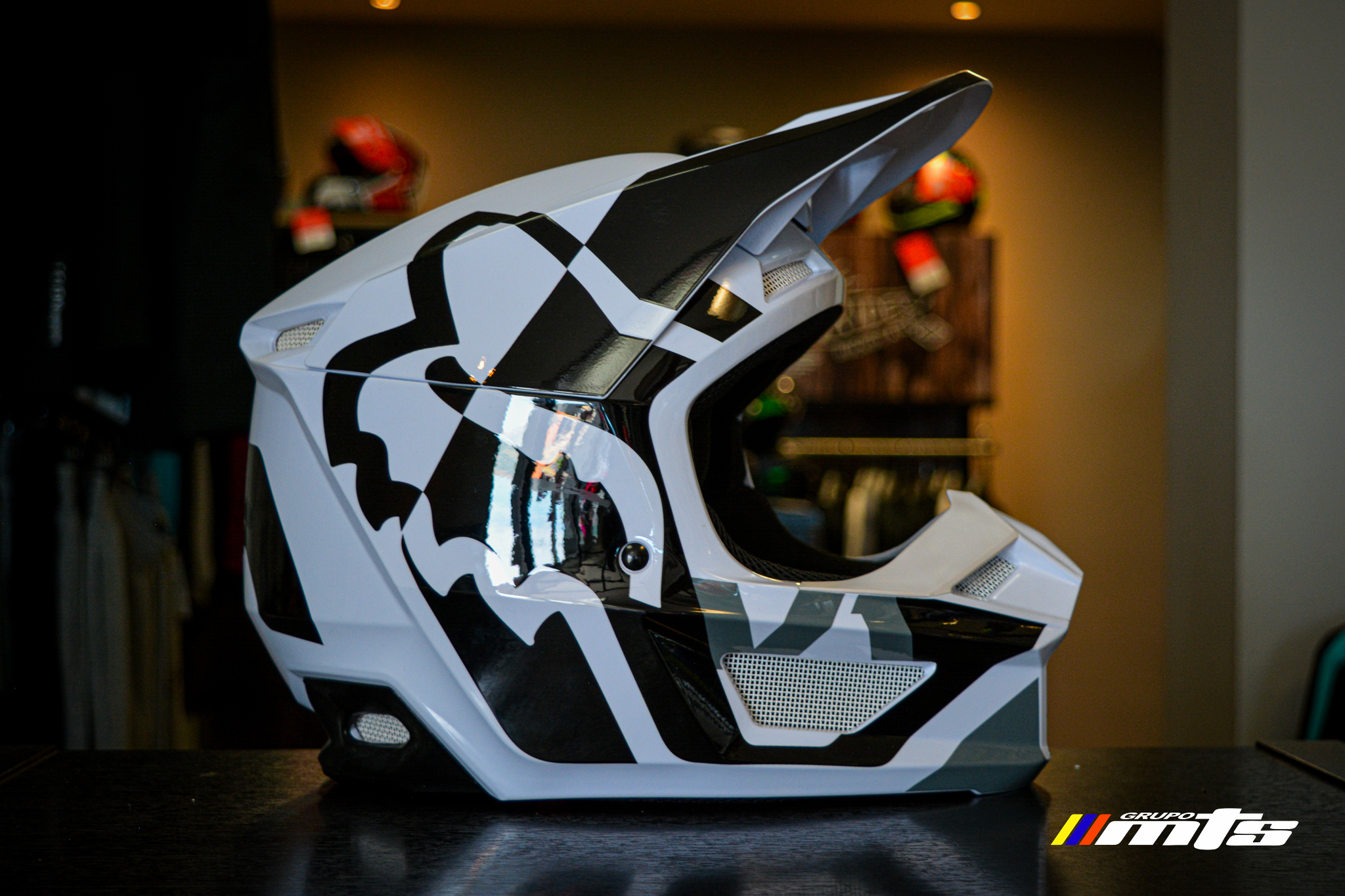 Casco Youth v1 lux helmet