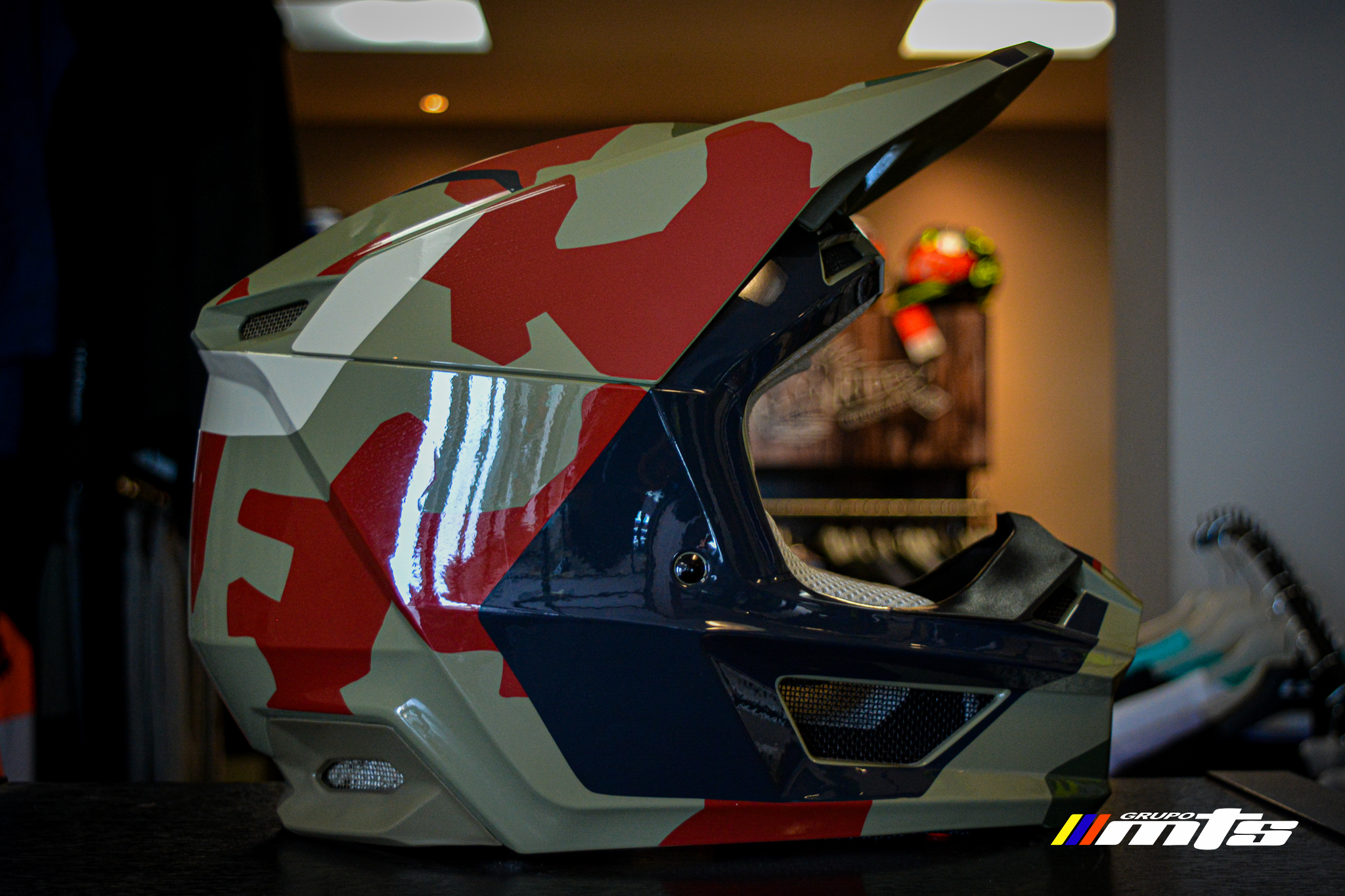 Casco CROSS V1 BNKR HELMET