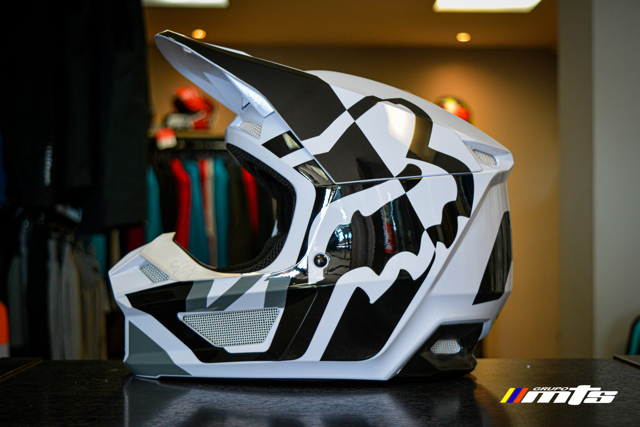 Casco Youth v1 lux helmet