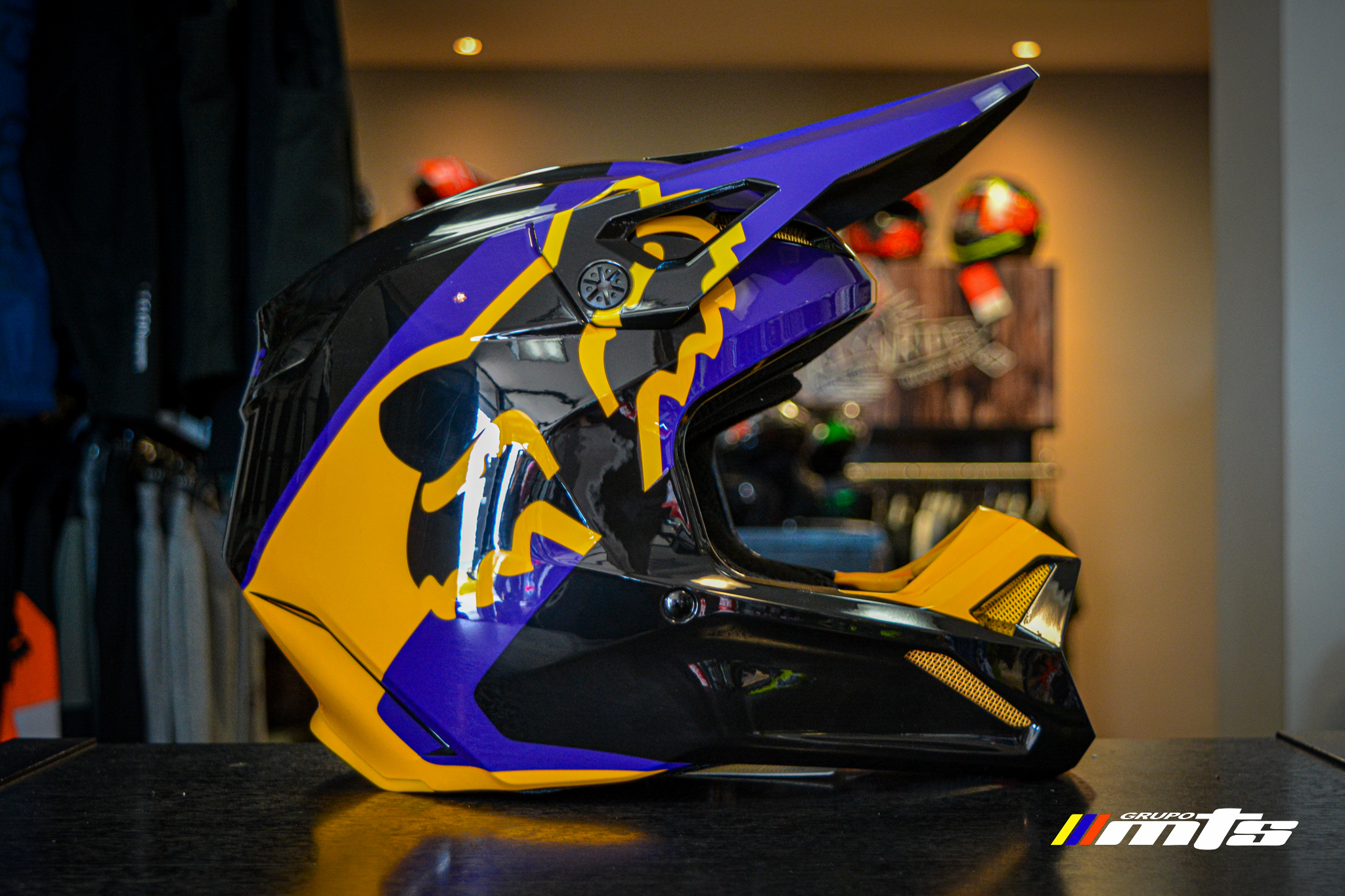Casco Youth v1 XPOZR Helmet DOT/ECE