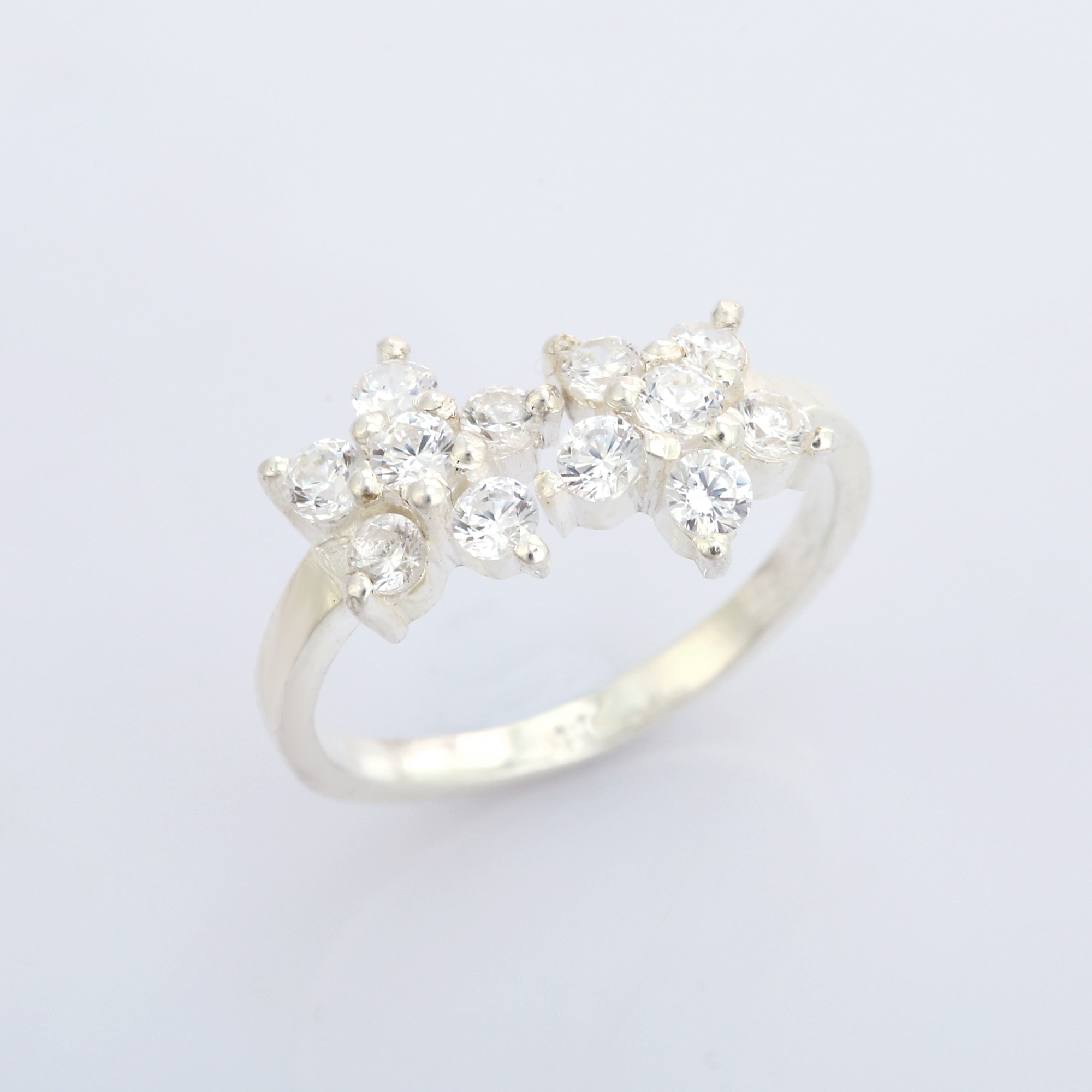 Customized 925 Sterling Silver Fine Jewelry Elegant Diamond Gemstone Wedding Engagement and Party Rings for Women (VVJGR 08)