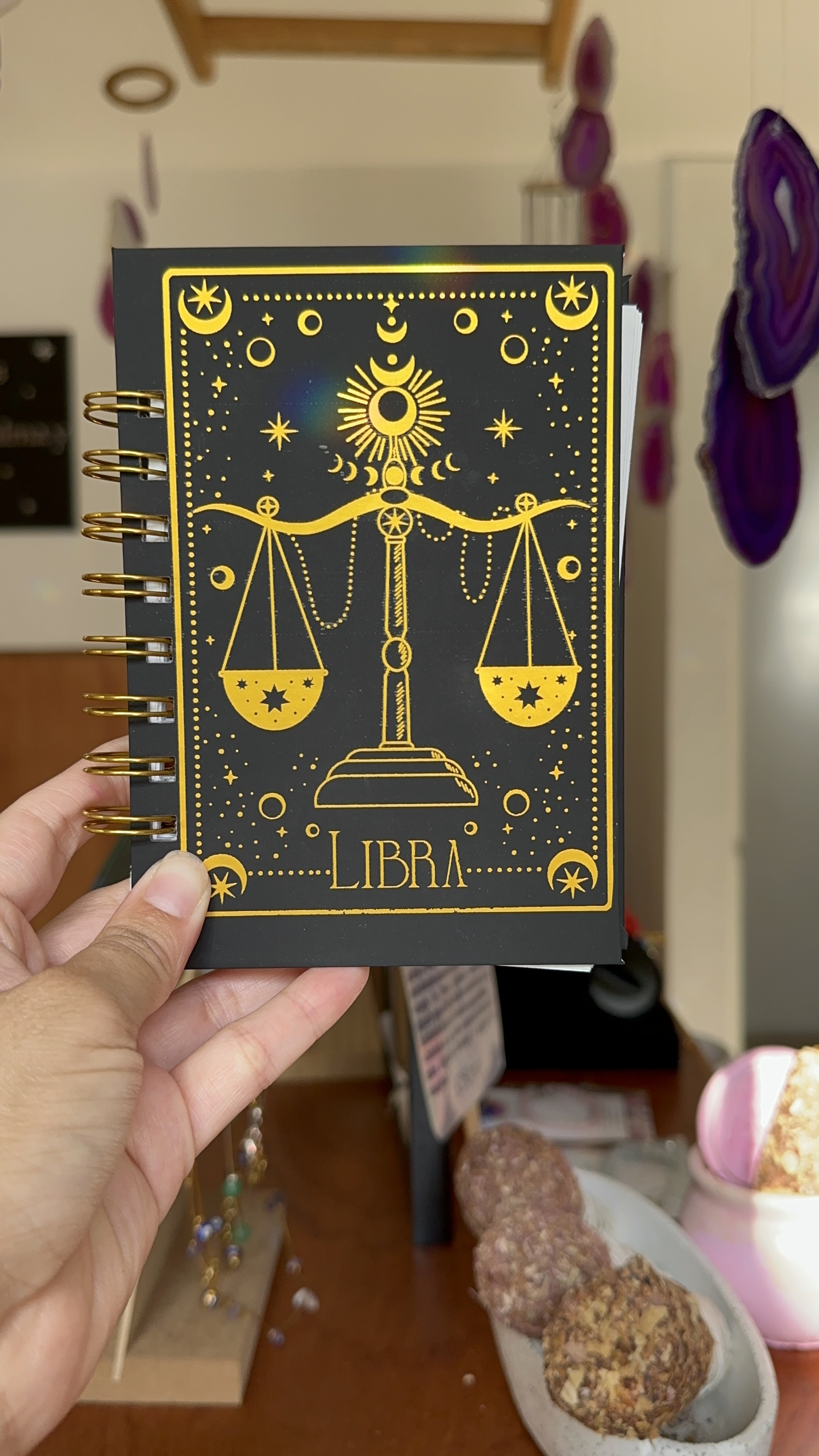 Libreta Zodiacal Hecha a Mano - Conecta con la Magia de tu Signo