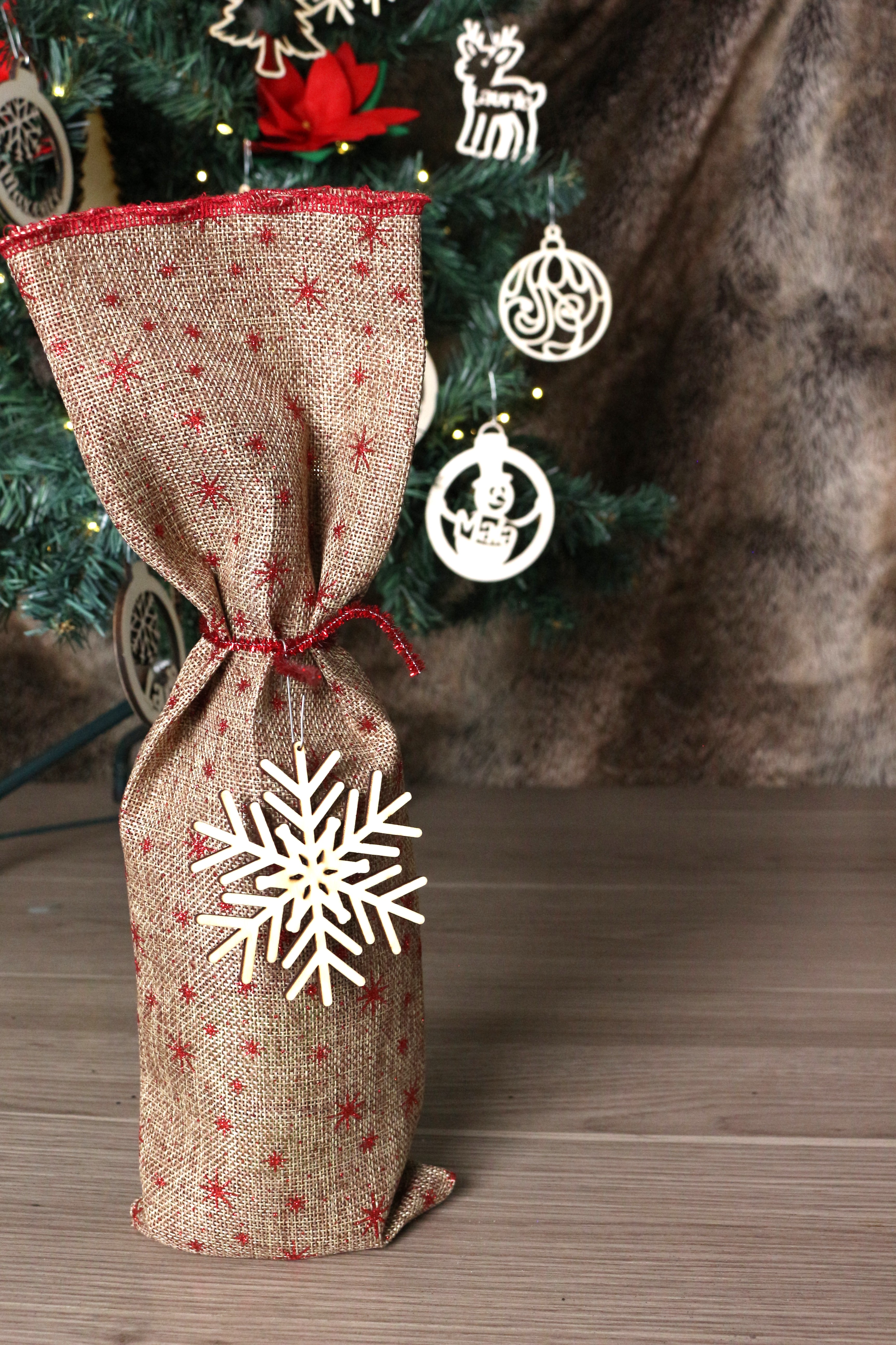 Sac cadeau en toile de jute aux étoiles rouges