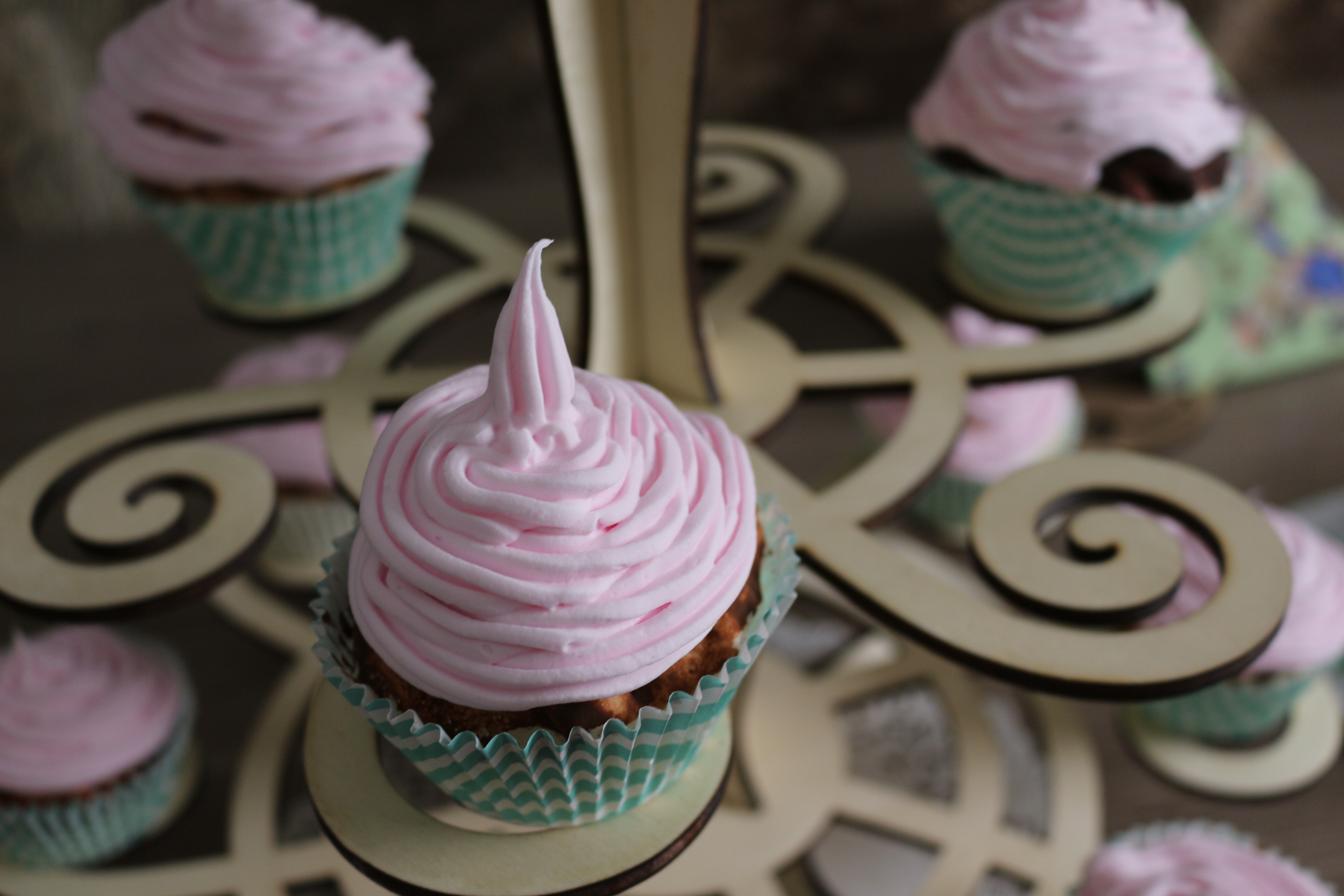 Présentoir à gâteaux en bois