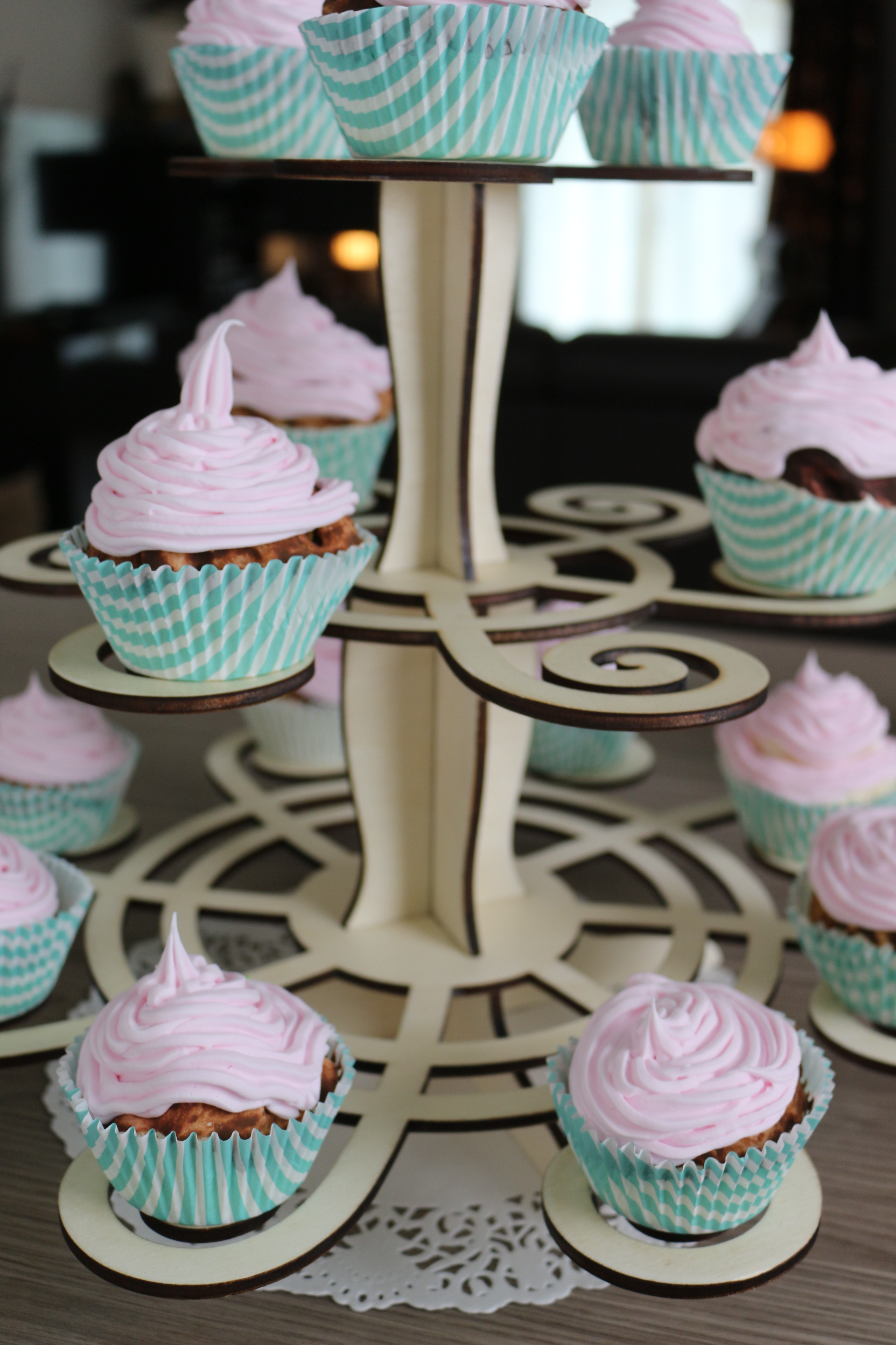 Présentoir à gâteaux en bois