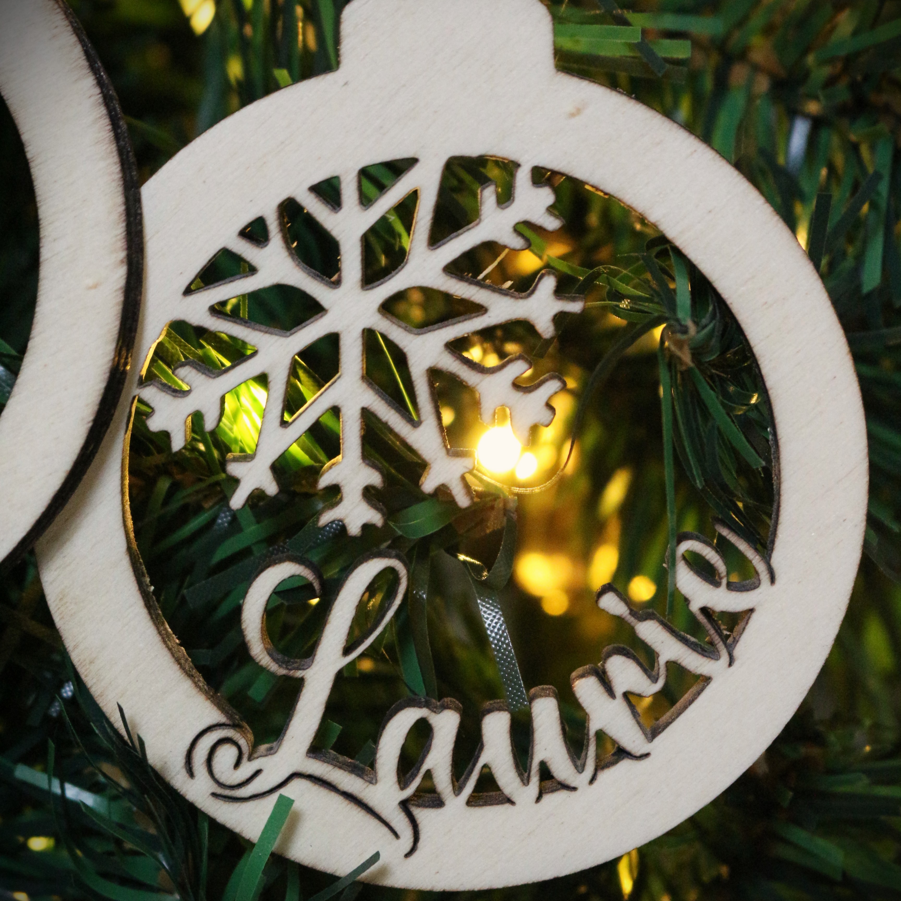 Boule de Noël - "Flocon" personnalisée en bois