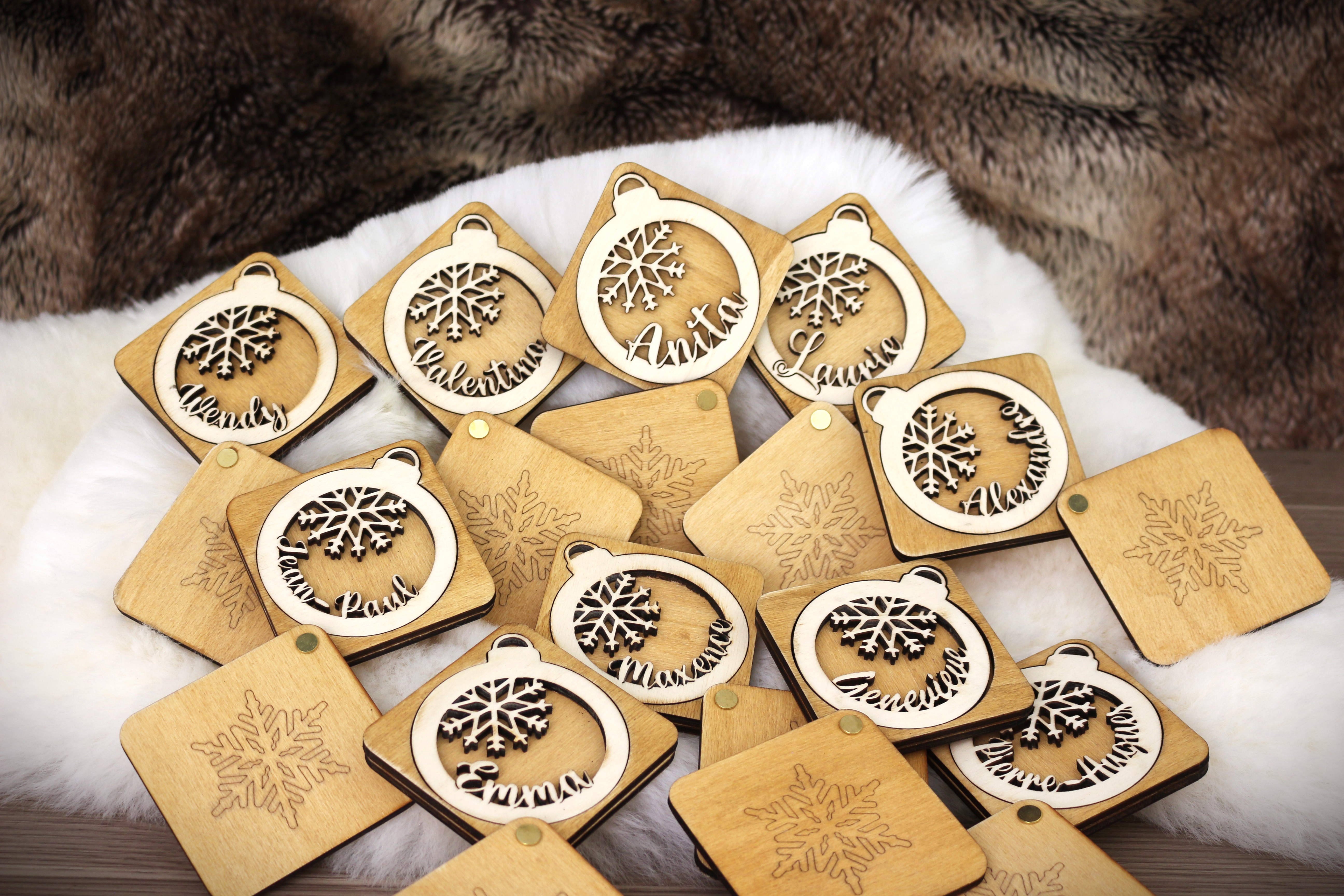 Boule de Noël - "Flocon" personnalisée en bois