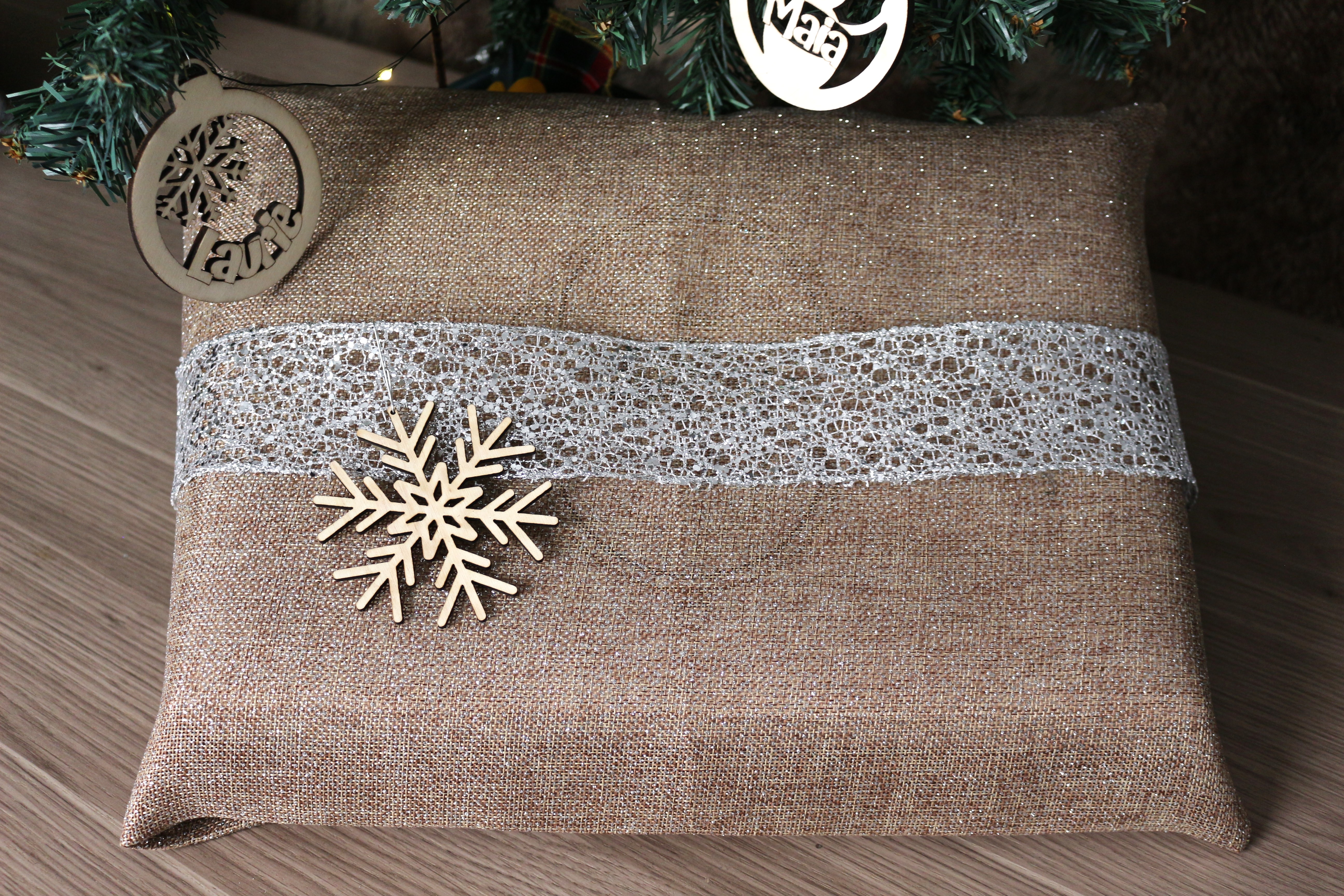 Sac cadeau en toile de jute scintillante 