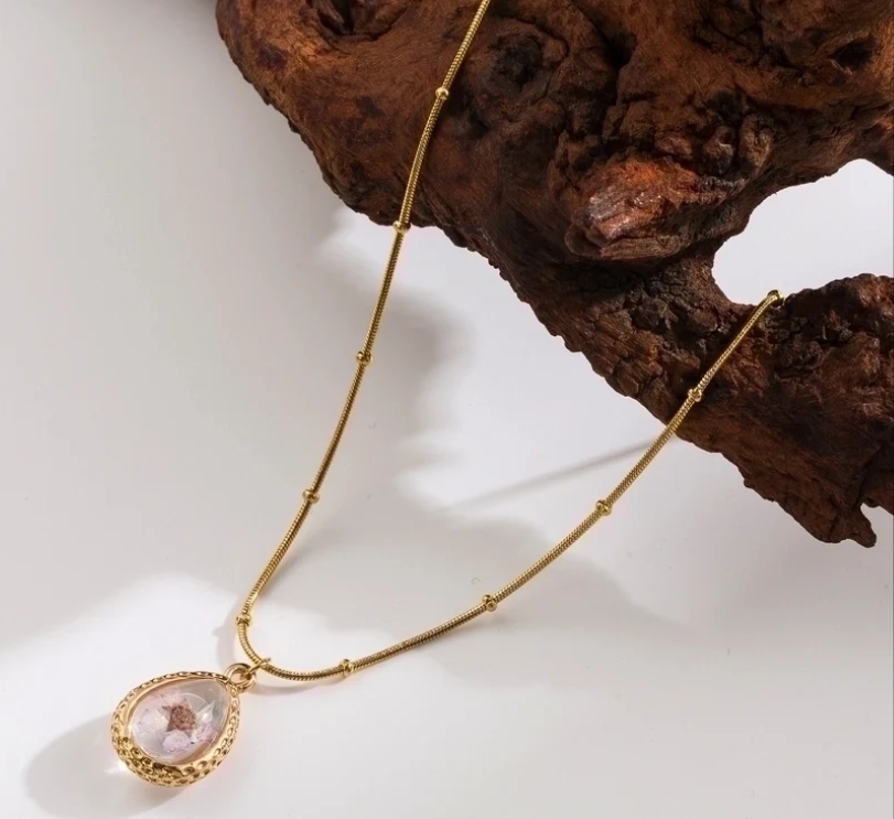 Elegant Gold Necklace with Gemstone Pendant