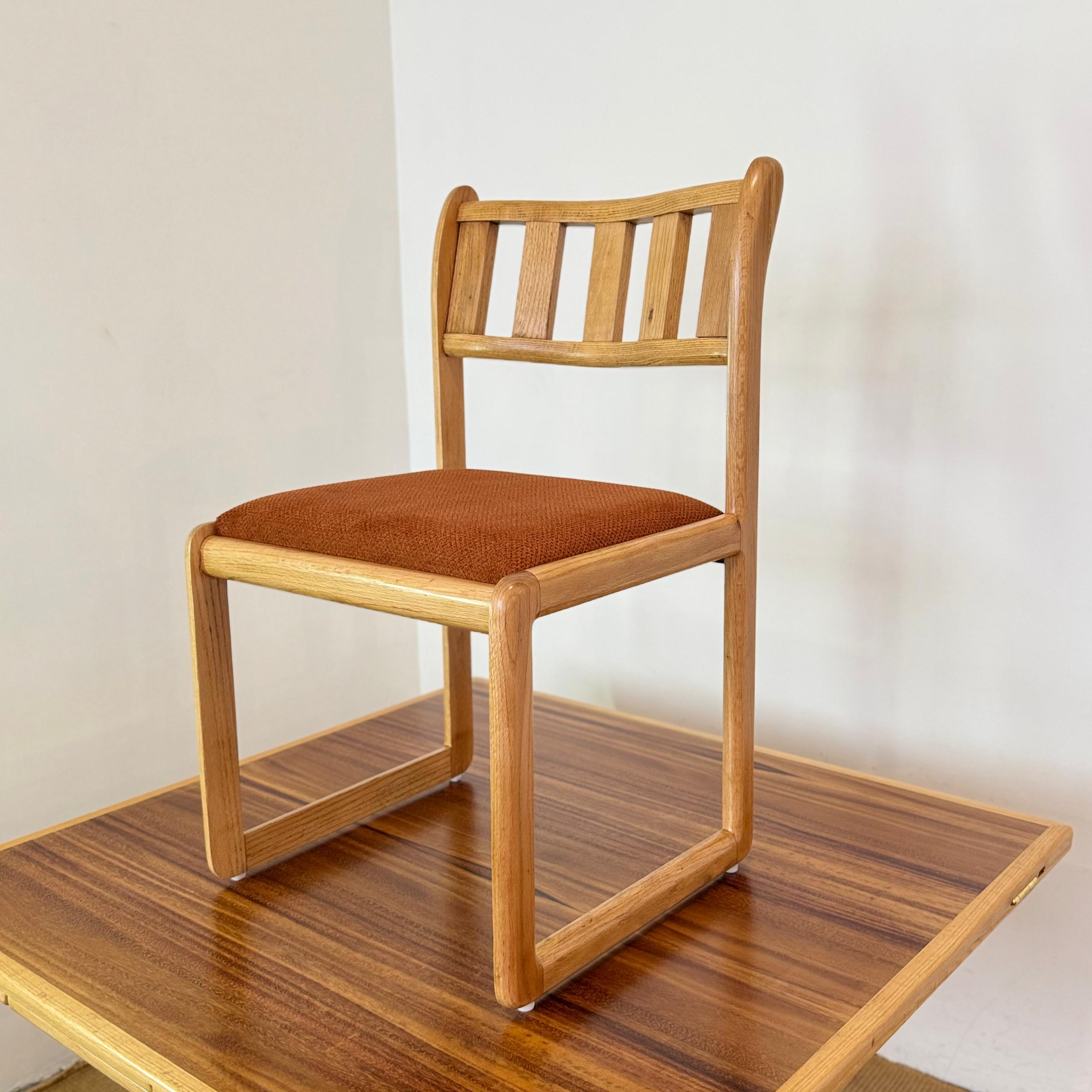 Comedor estilo Danés. (Mesa y 6 sillas)